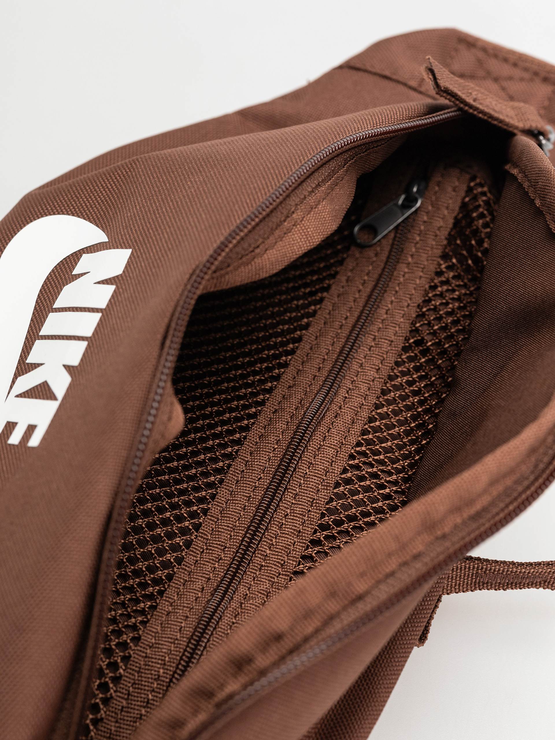 Ľadvinka Nike SB Heritage Waist (fauna brown/fauna brown/summit white)