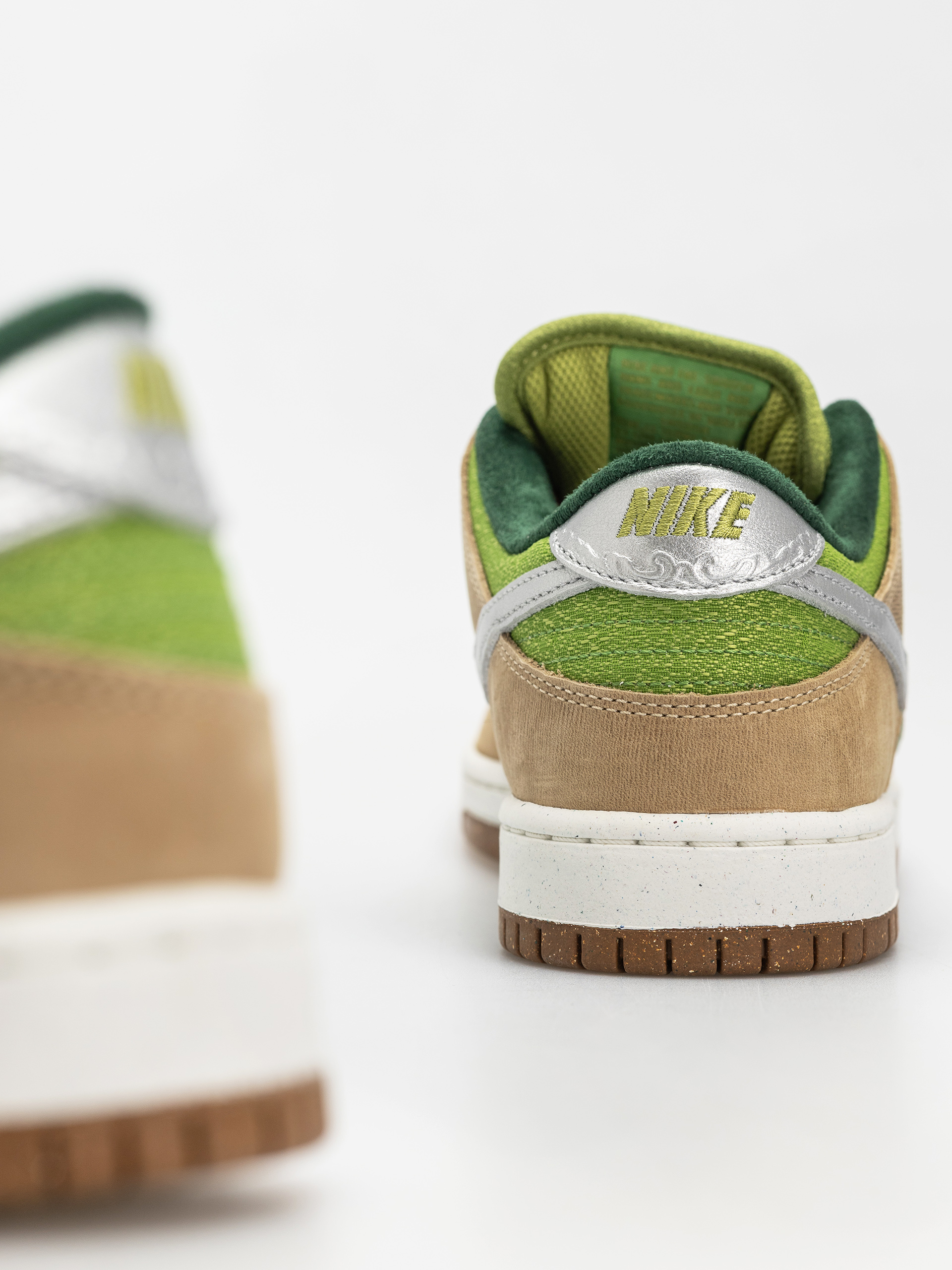 Topánky Nike SB Dunk Low Pro Wc (sesame/metallic silver pear fir)