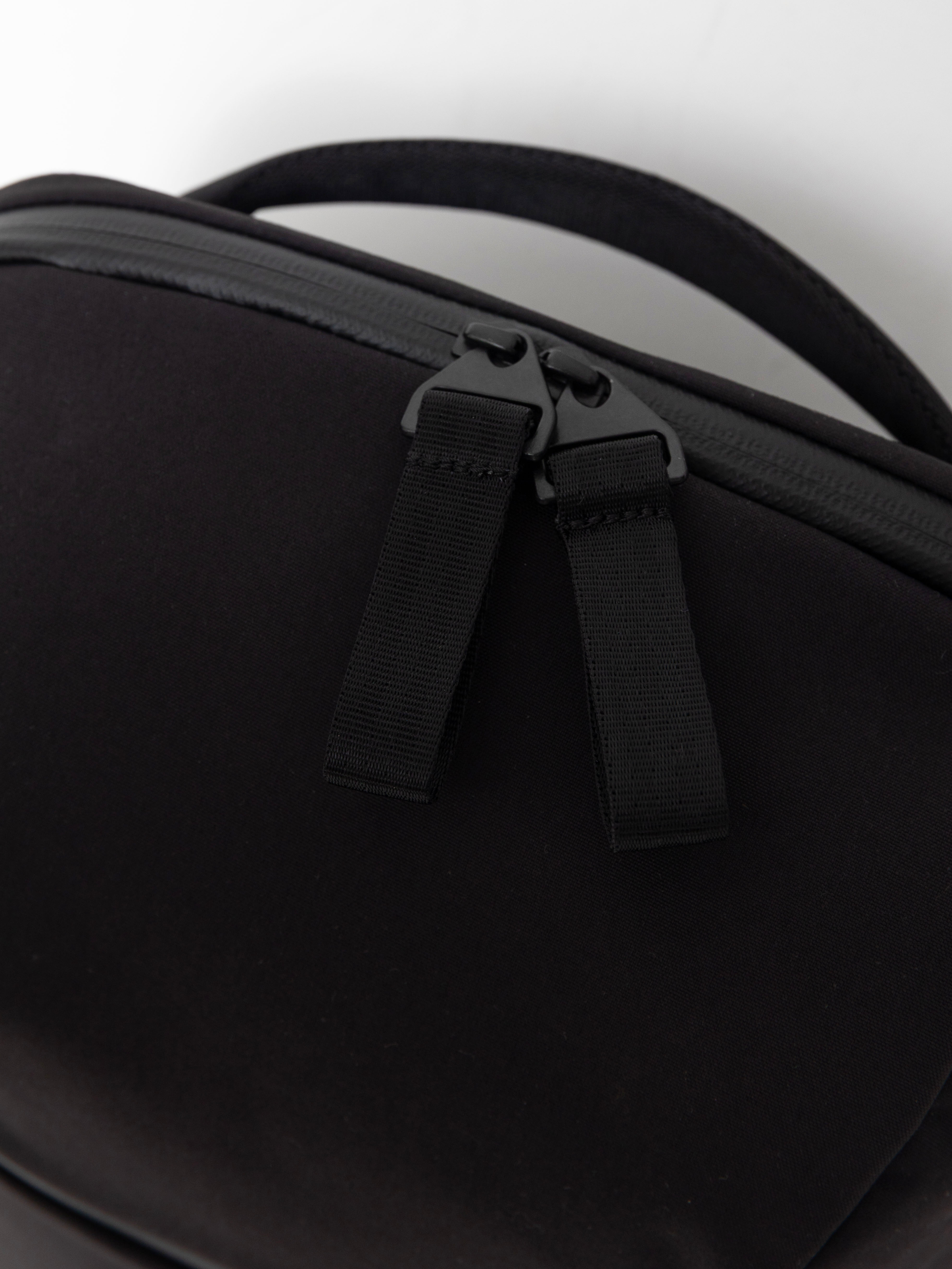 Batoh PinqPonq Kontor (solid black)