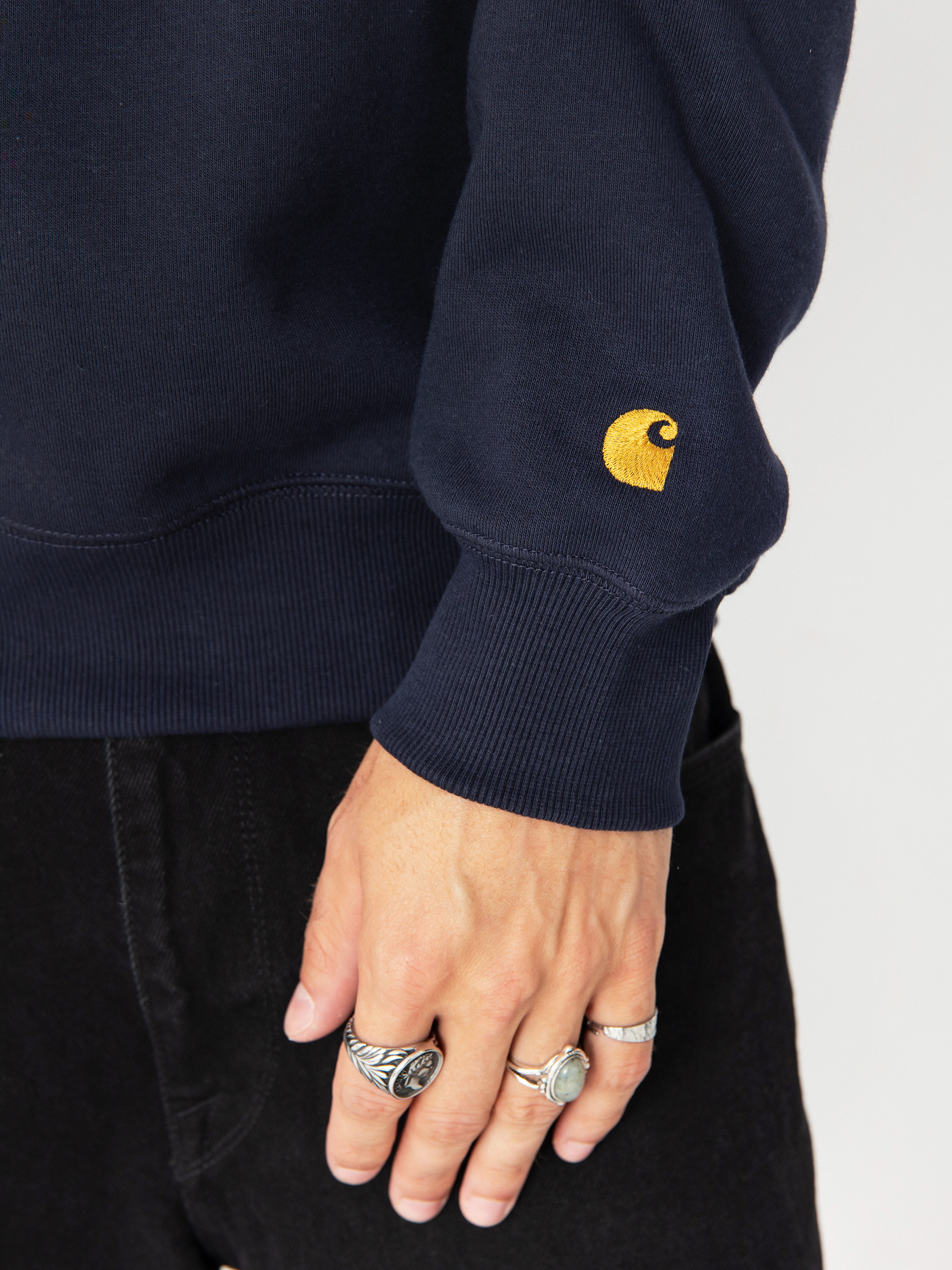 Mikina Carhartt WIP Chase (dark navy/gold)