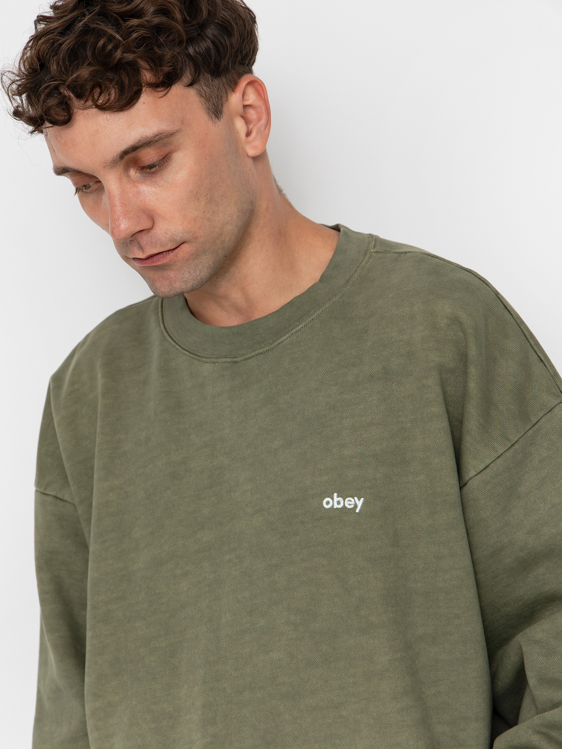 Mikina OBEY Lowercase Pigment Crew (pigment deep lichen green)