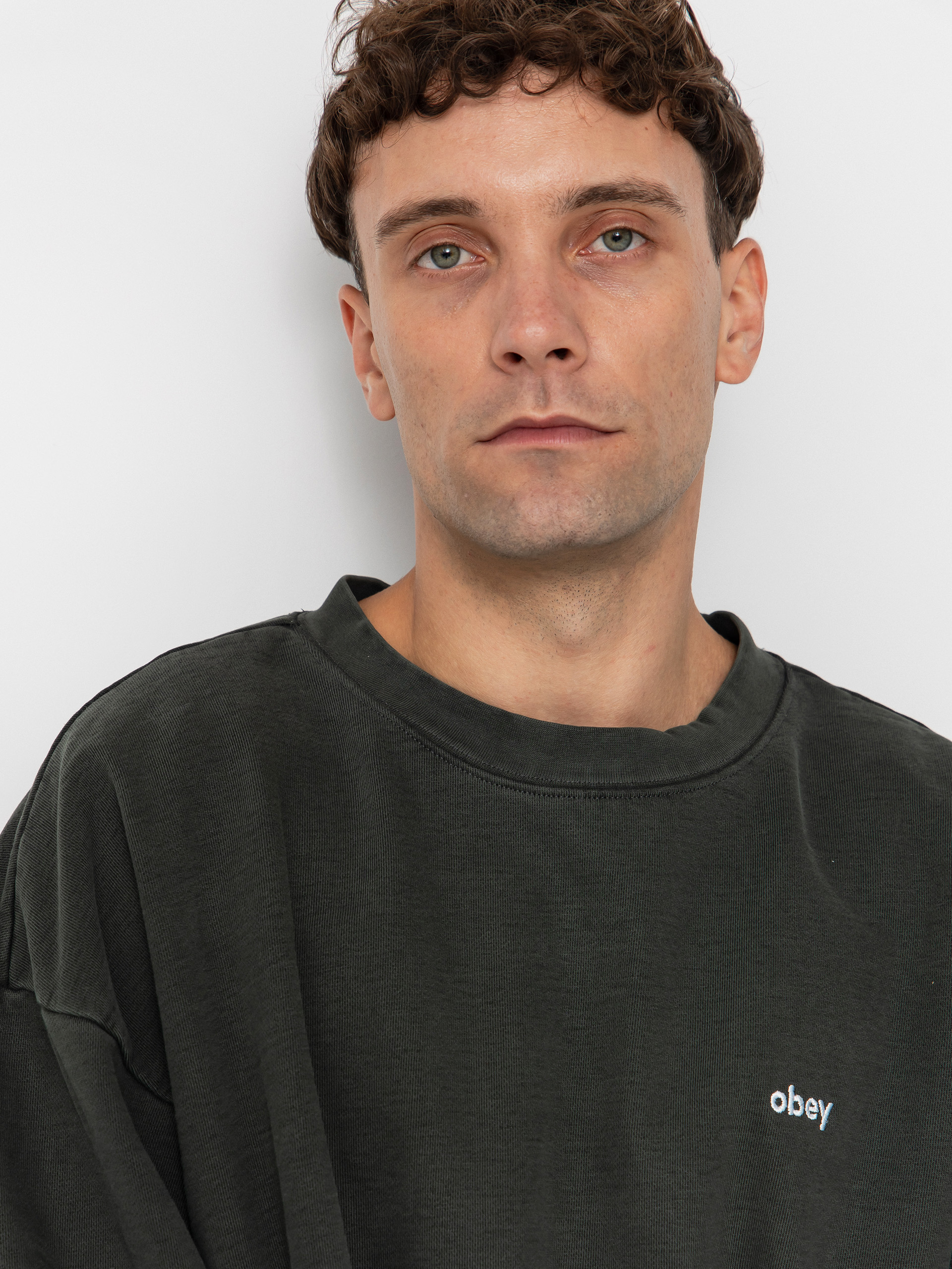 Mikina OBEY Lowercase Pigment Crew (pigment pirate black)