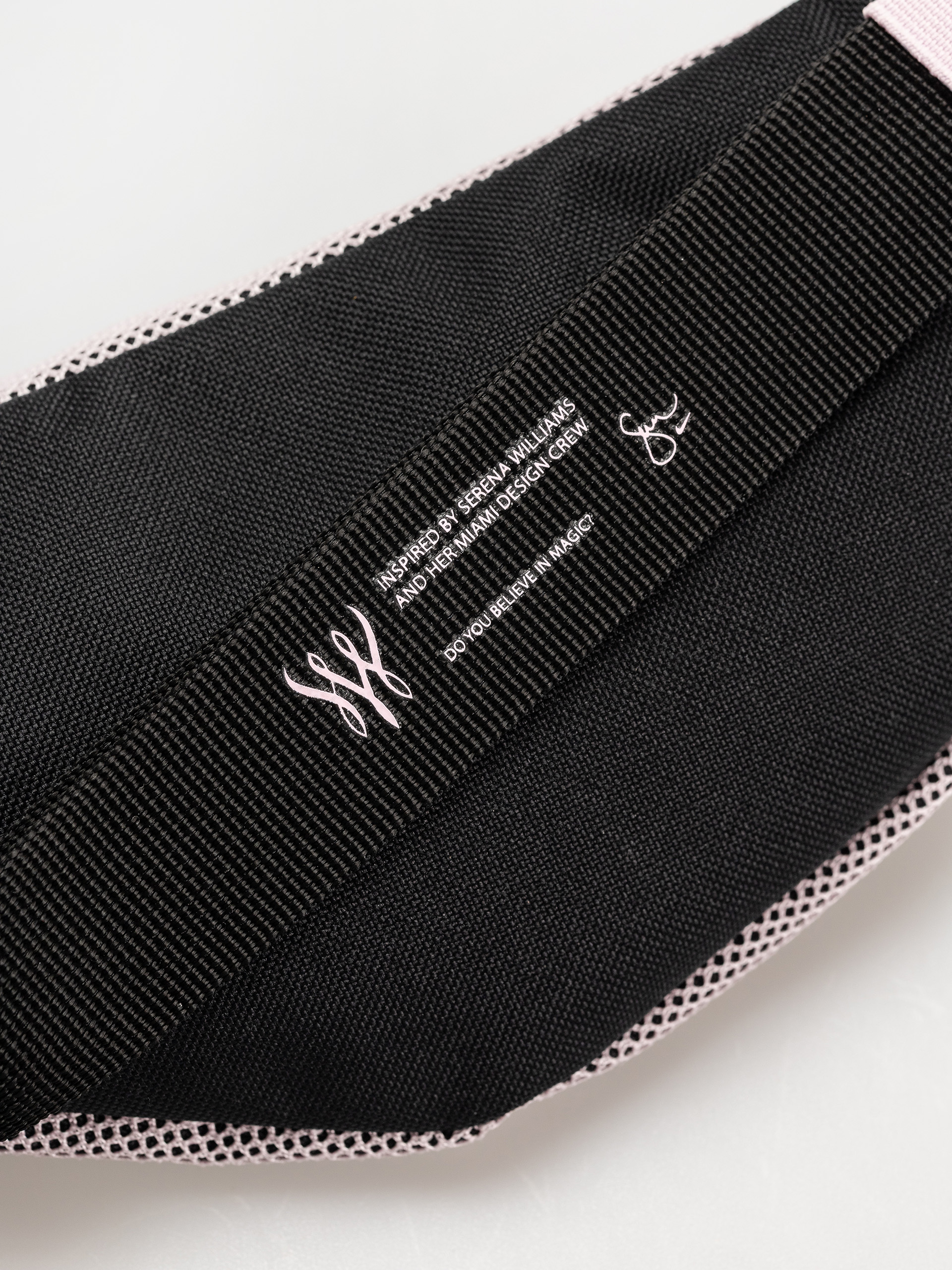 Ľadvinka Nike SB Heritage SWDC (black/pink foam/metallic silver)