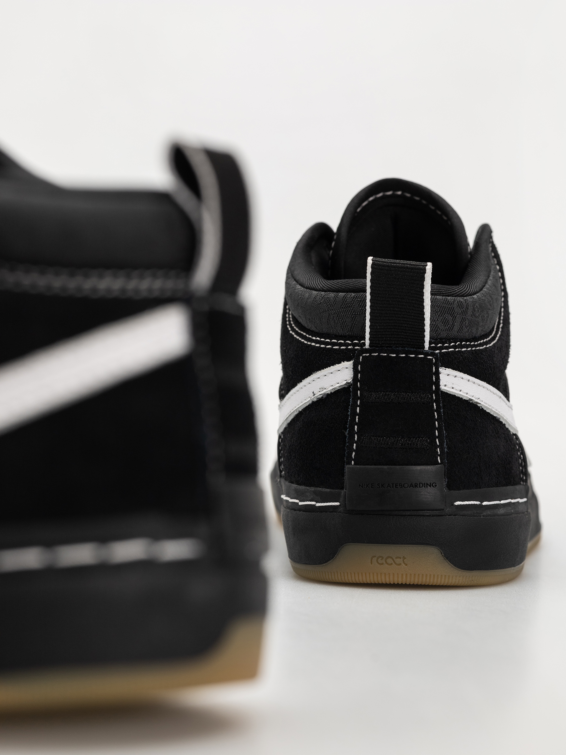 Topánky Nike SB React Leo (black/white black gum light brown)
