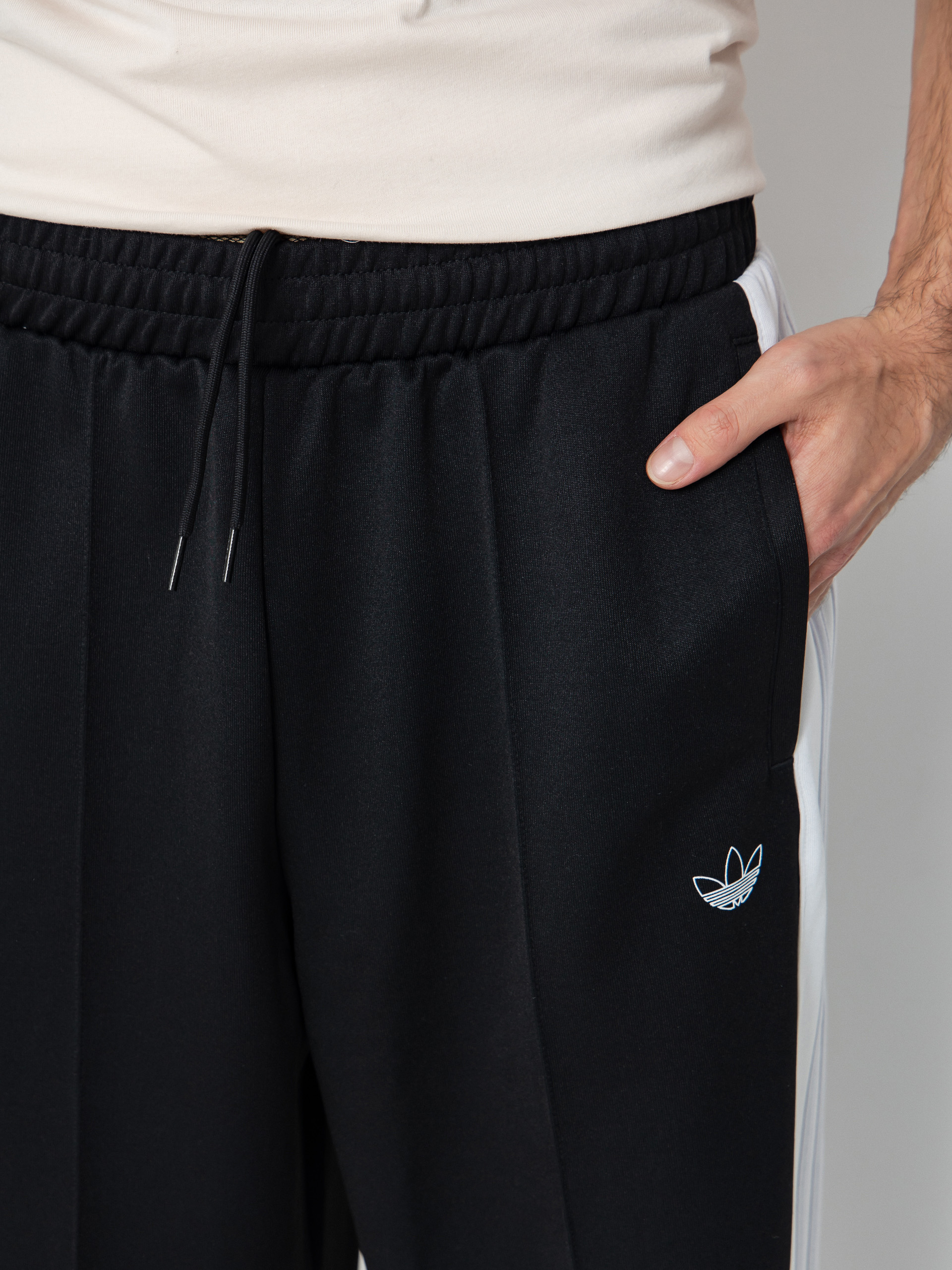 Nohavice adidas Tyshawn (black/white/dshgry)