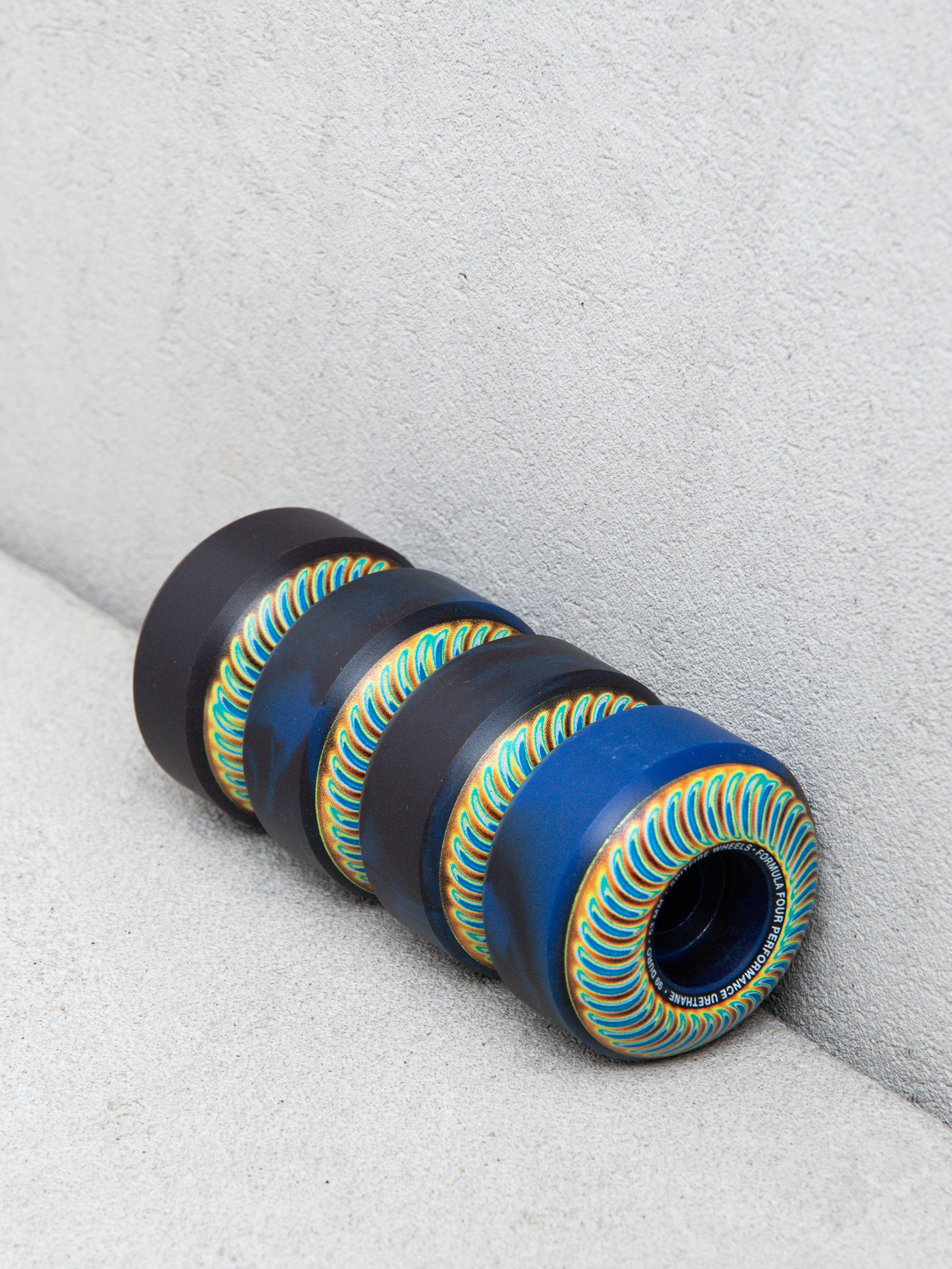 Kolieska Spitfire F4 99D Radioactive Classic (black/blue swirl)