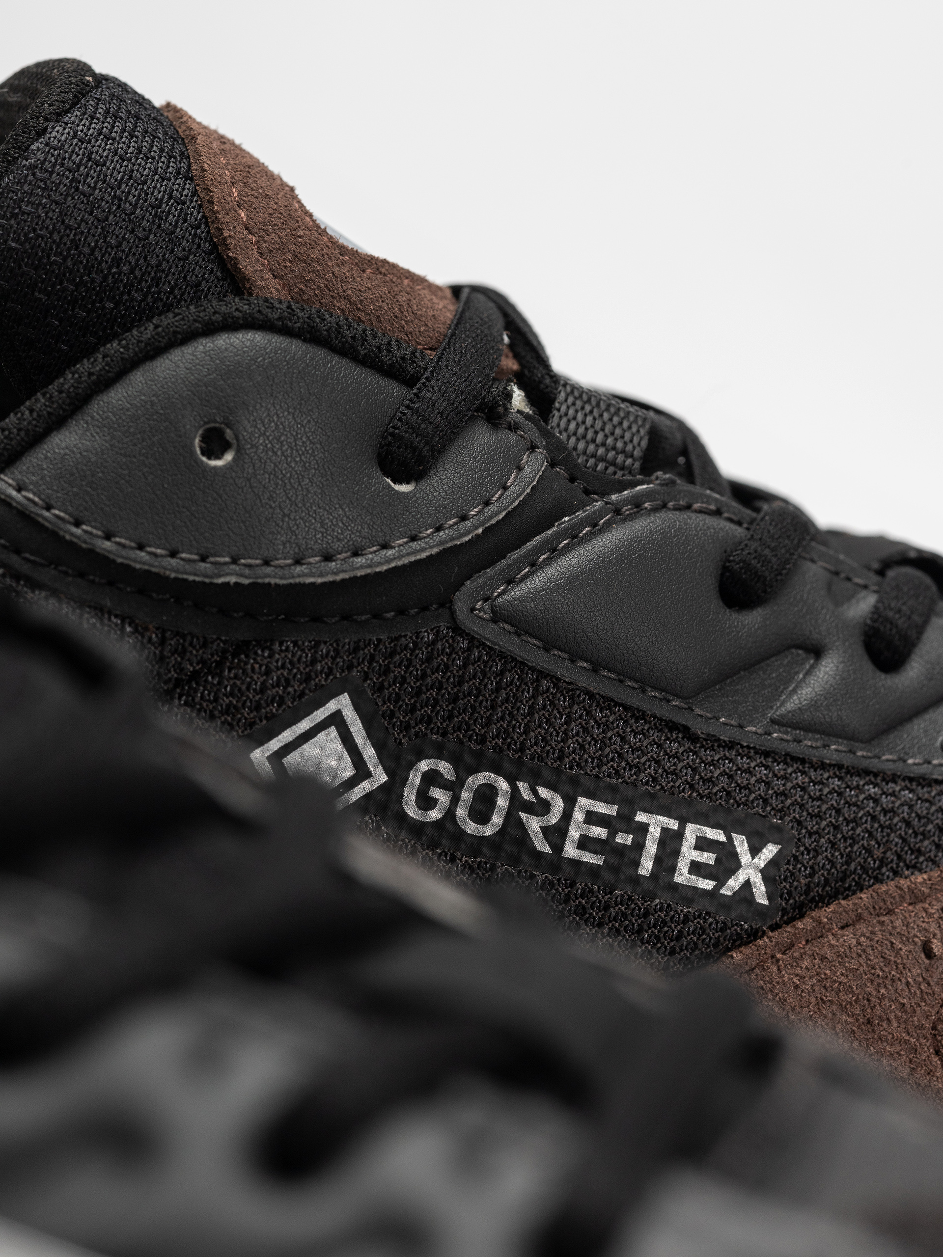 Topánky Mizuno Wave Rider GTX (black sand/black/chicory coffee)
