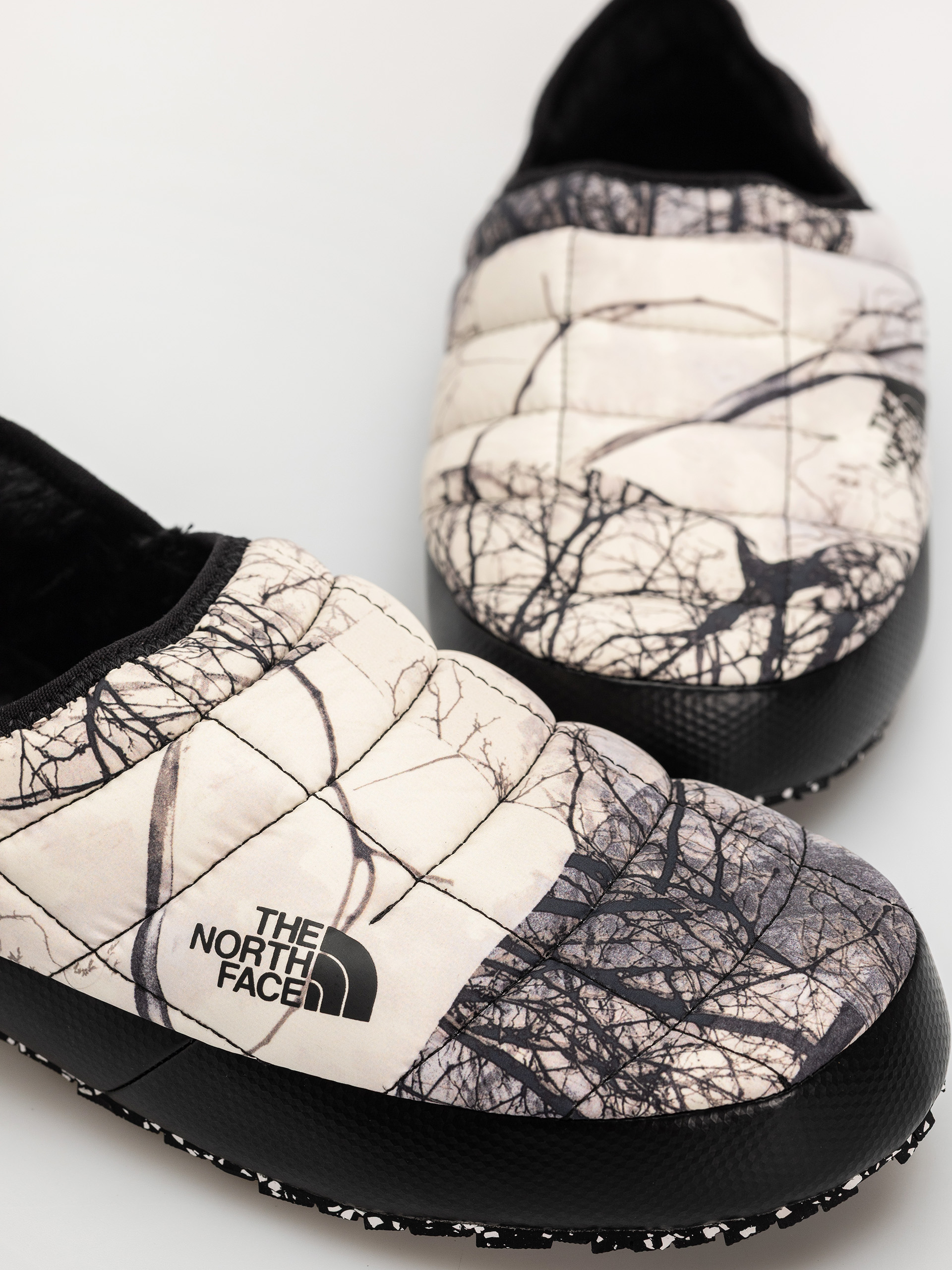 Topánky The North Face Thermoball Traction Mule V (image lift camo white d)