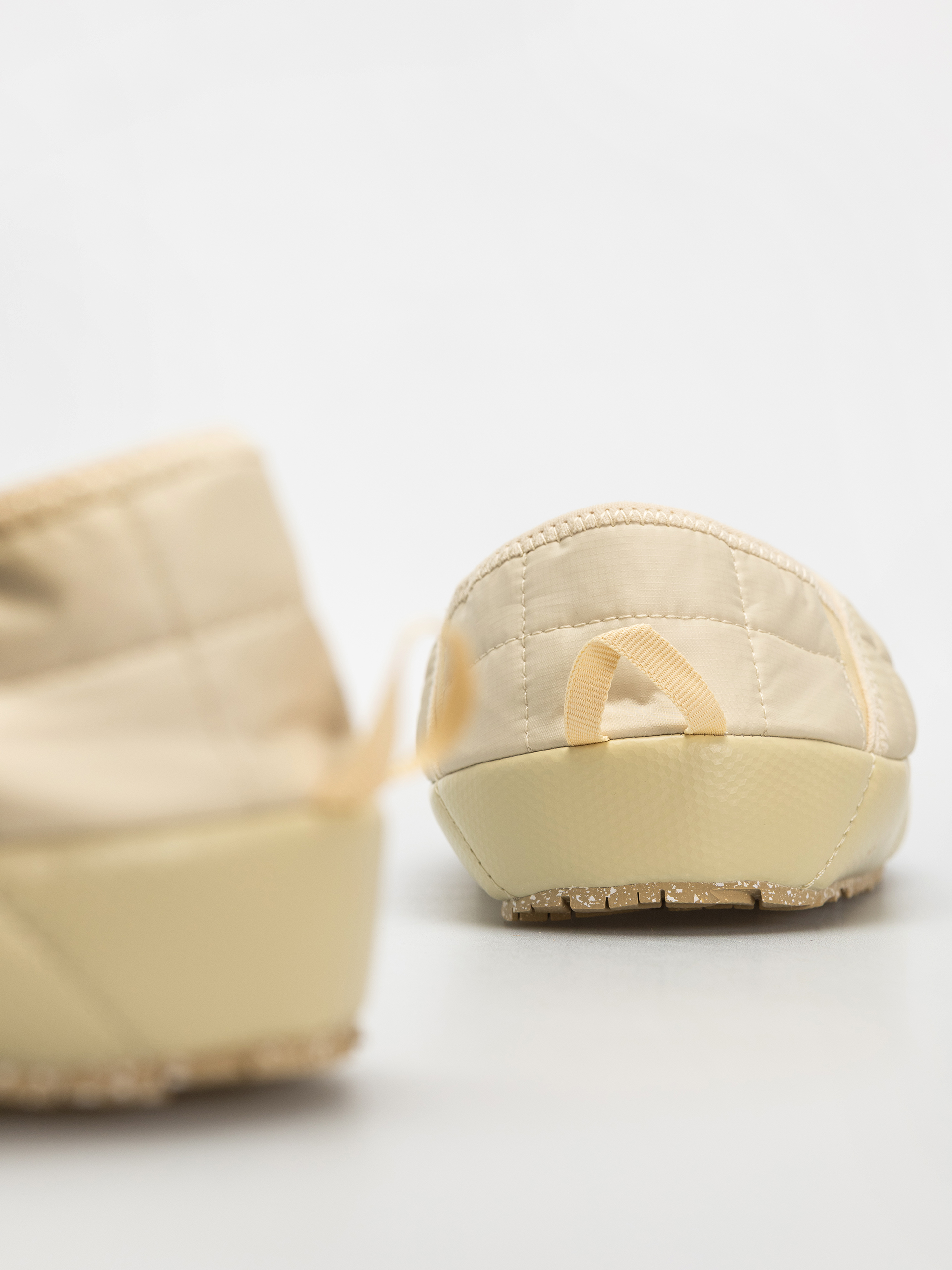 Topánky The North Face Thermoball Traction Mule V Wmn (gravel/white dune)