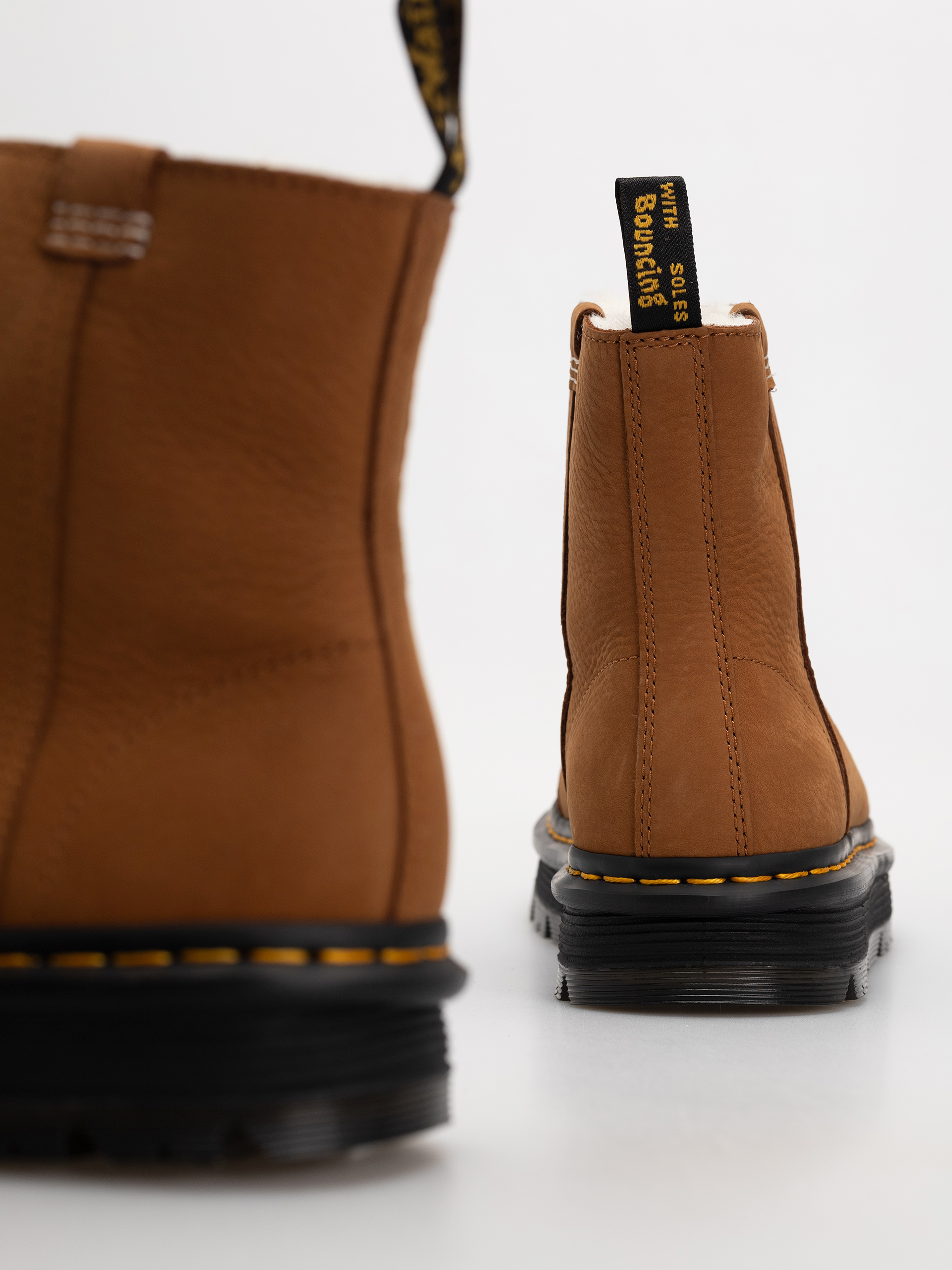 Topánky Dr. Martens ZebZag Rigger WL Rigger Wmn (desert brown milled nubuck wp)