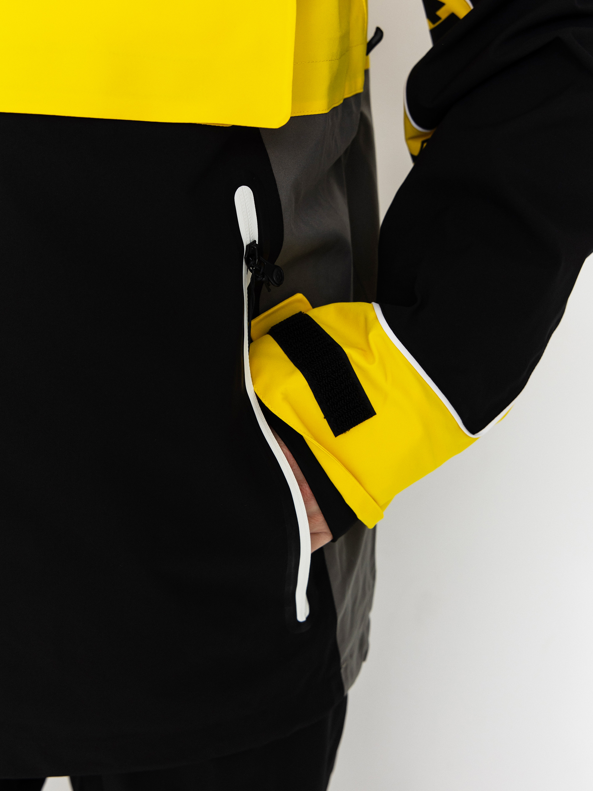 Pánska Snowboardová bunda ThirtyTwo Light Anorak (black/yellow)