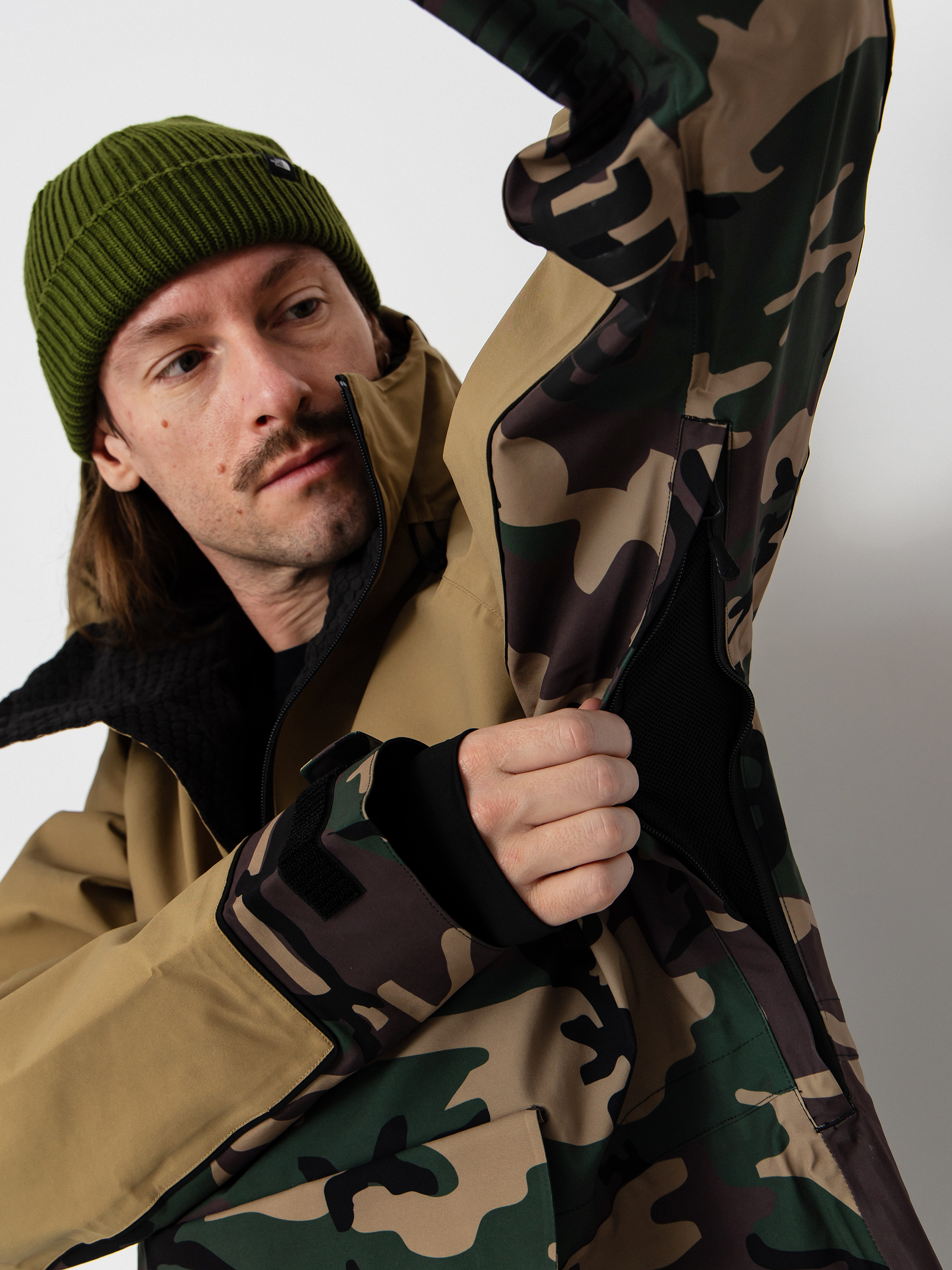Pánska Snowboardová bunda ThirtyTwo Light Anorak (camo)