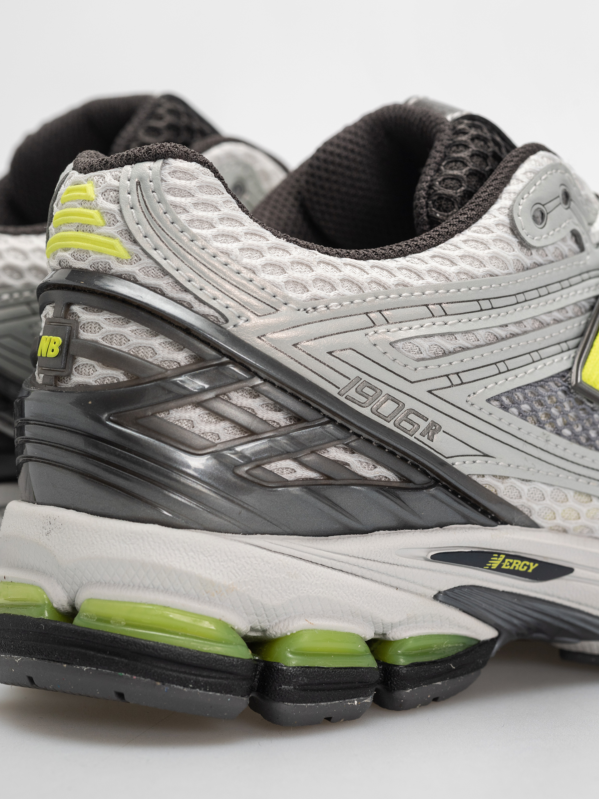 Topánky New Balance 1906 (light silver metallic/alkaline green)