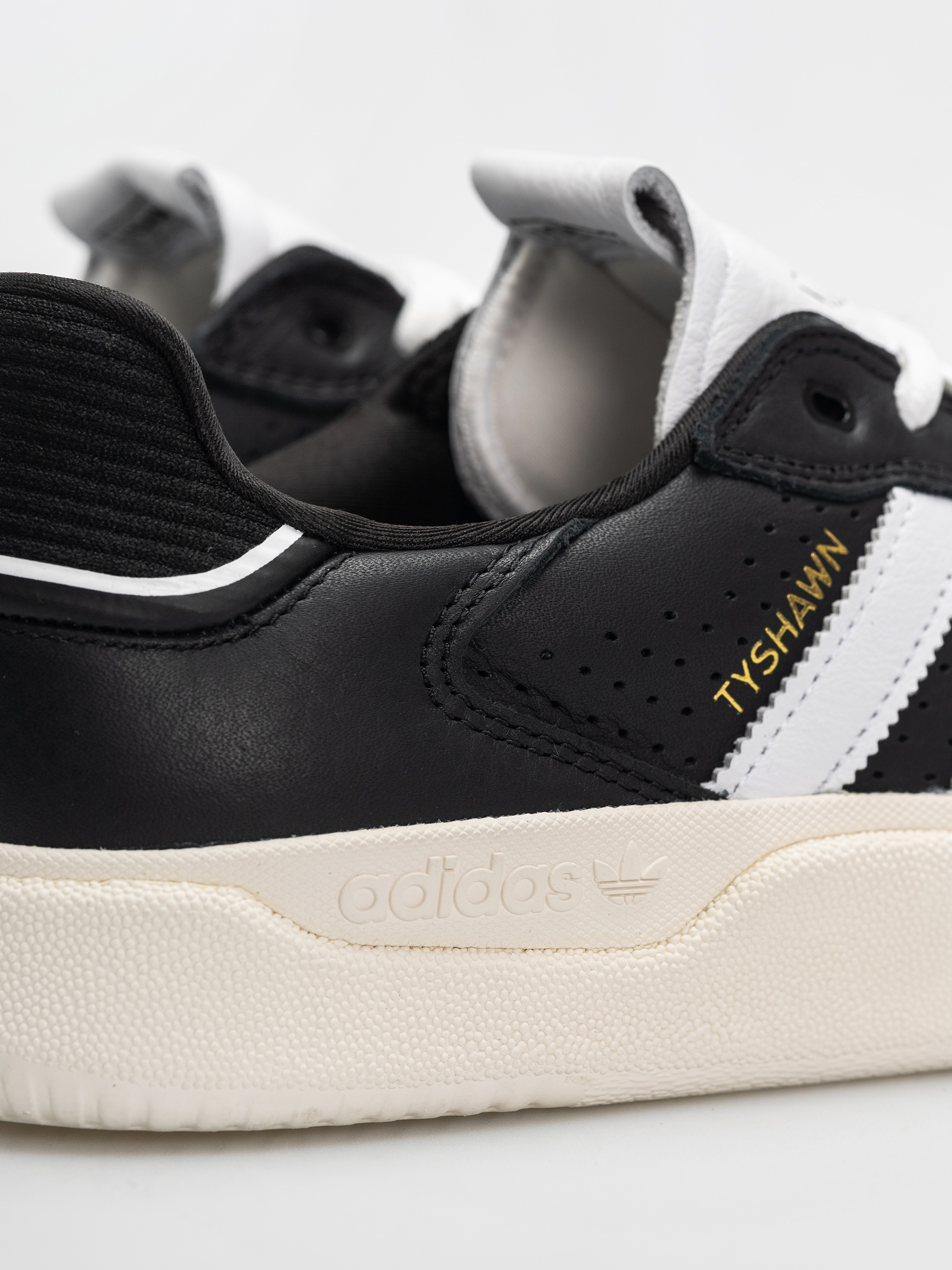 Topánky adidas Tyshawn Low (cblack/ftwwht/cwhite)