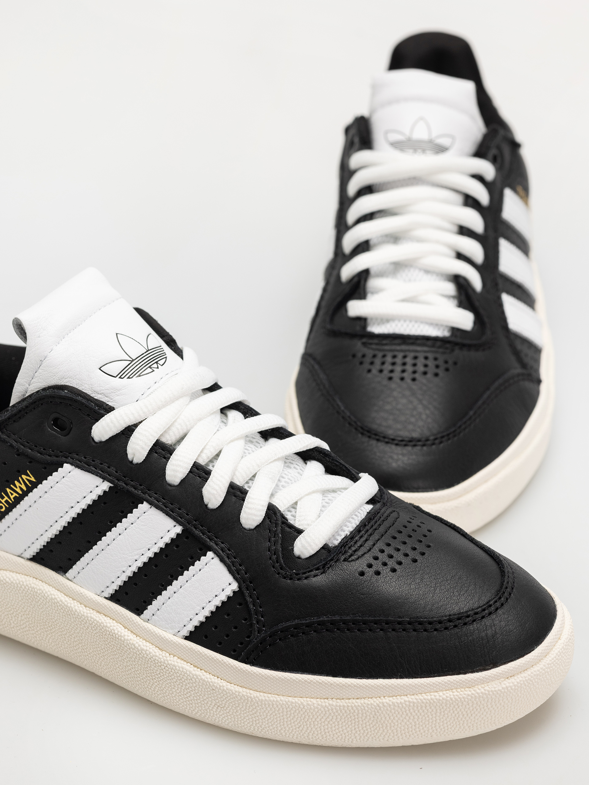 Topánky adidas Tyshawn Low (cblack/ftwwht/cwhite)