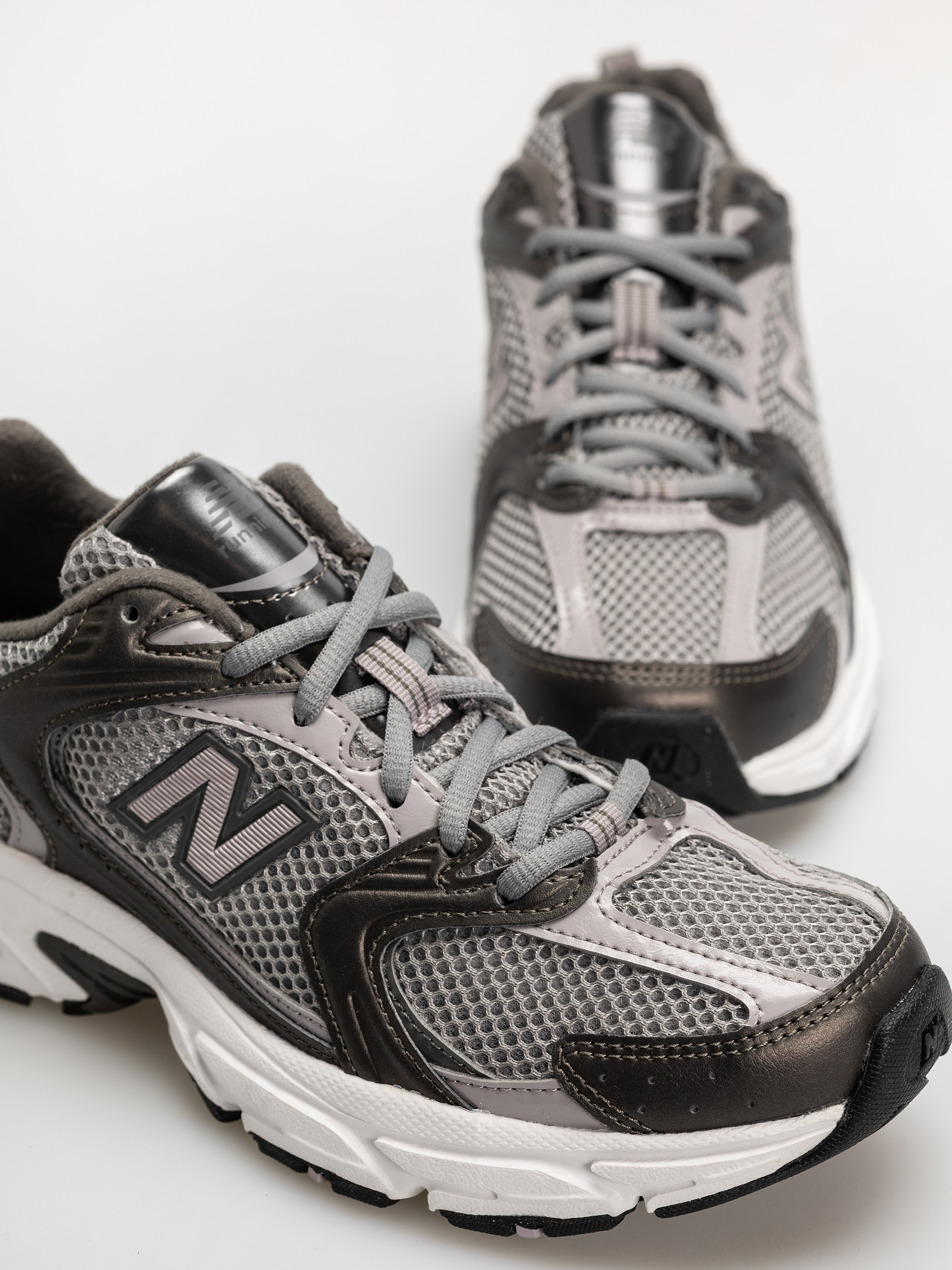 Topánky New Balance 530 (black metallic/truffle salt)
