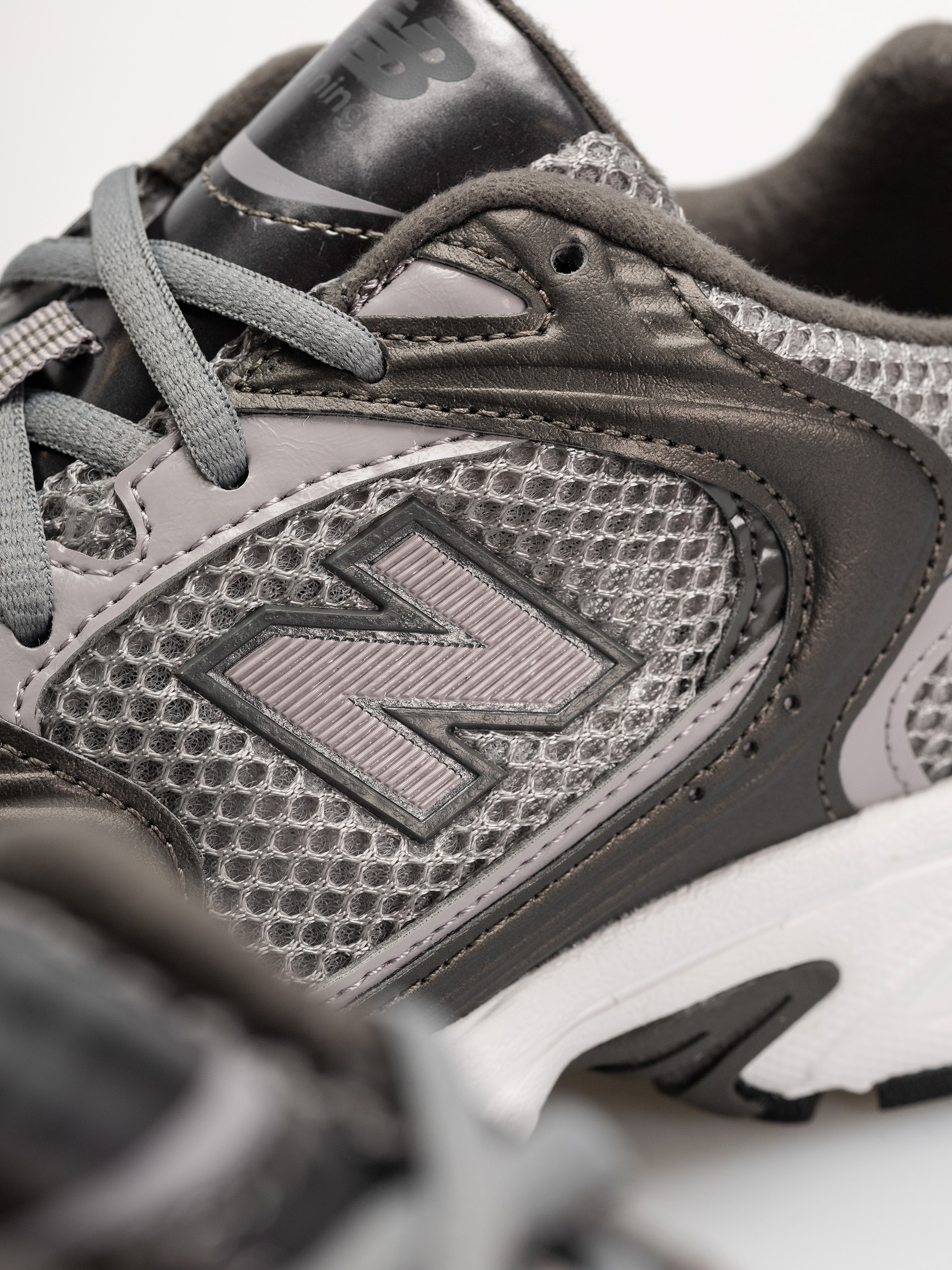 Topánky New Balance 530 (black metallic/truffle salt)