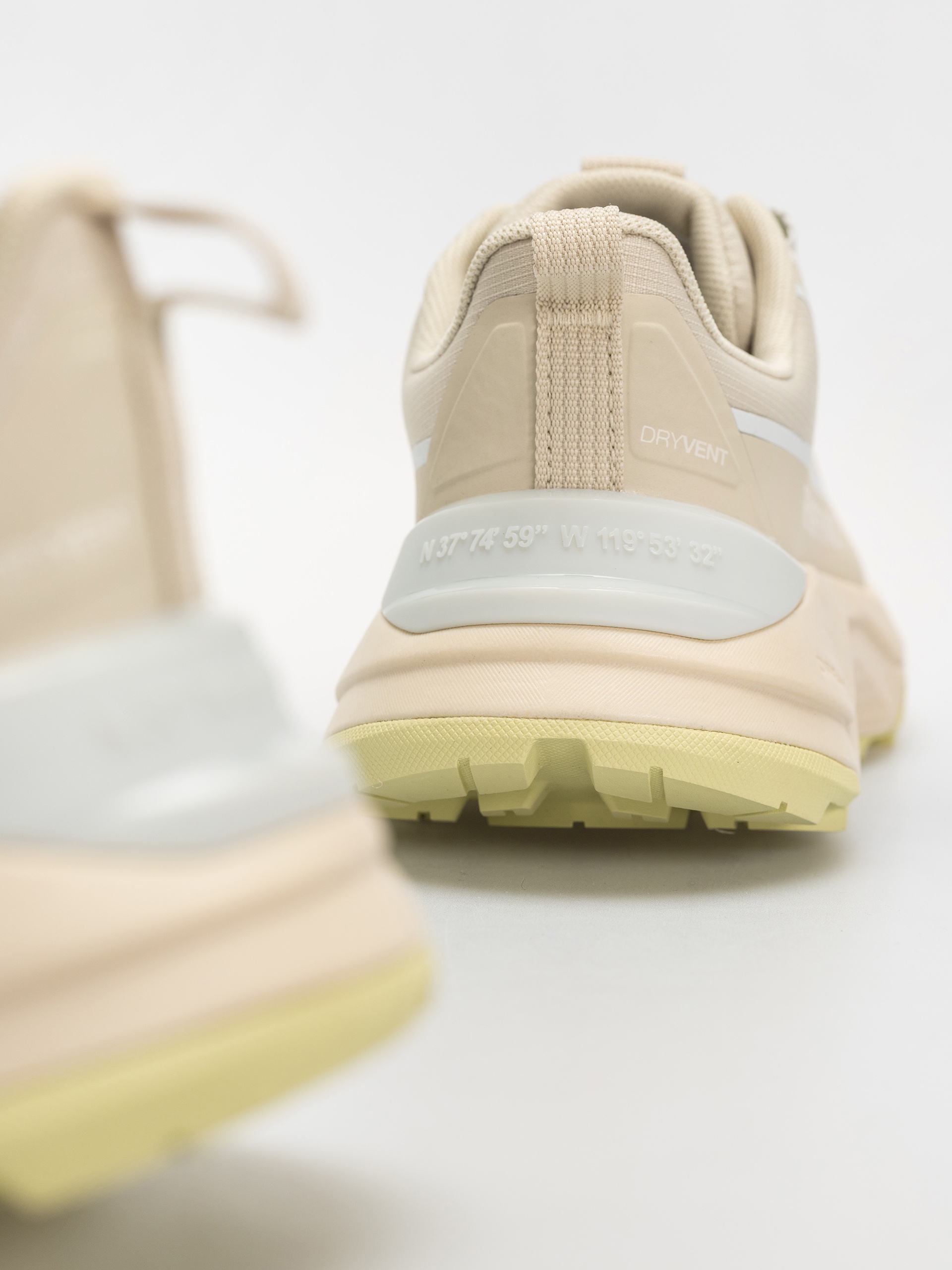 Topánky The North Face Fastpack Wp Wmn (desert stone/le)