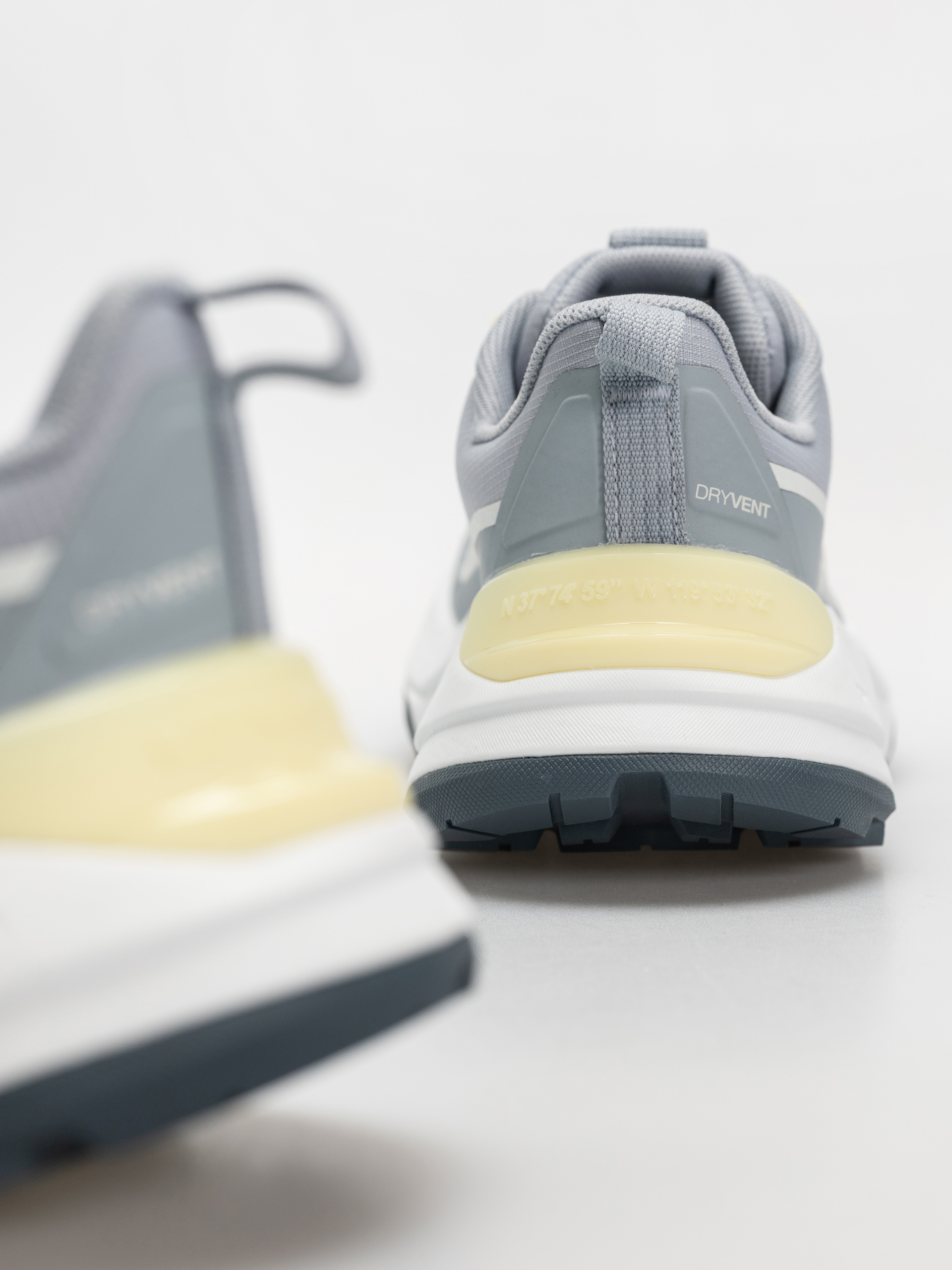 Topánky The North Face Fastpack Wp Wmn (frost grey/lemo)