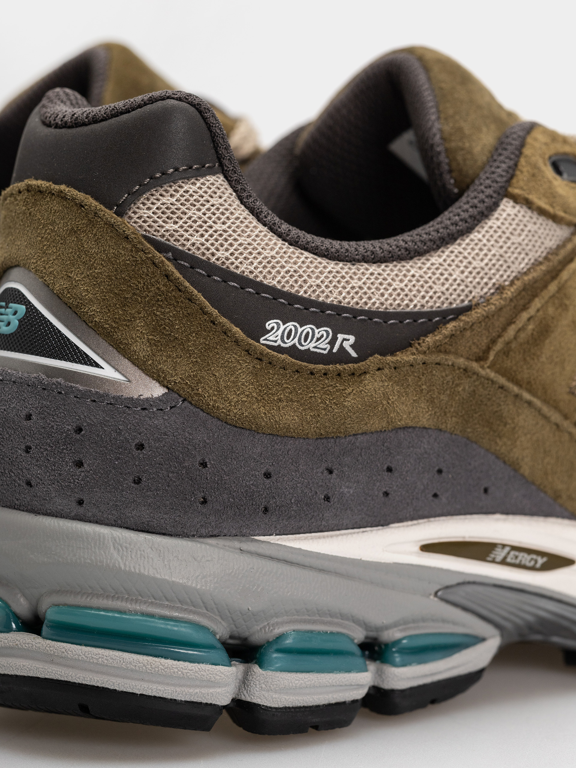 Topánky New Balance 2002 (woodland/stoneware)