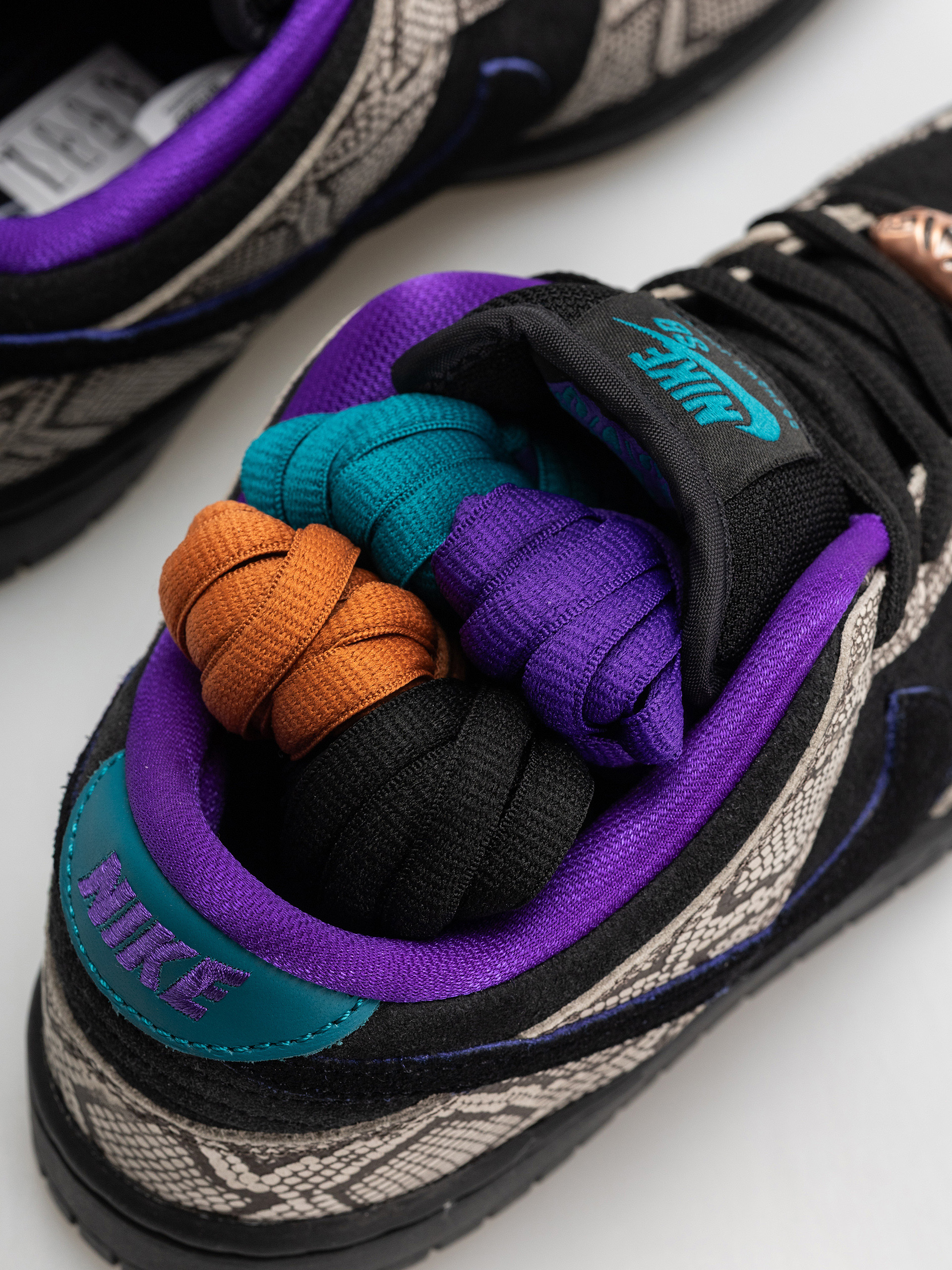 Topánky Nike SB Dunk Low Pro (string/black bright spruce fierce purple)