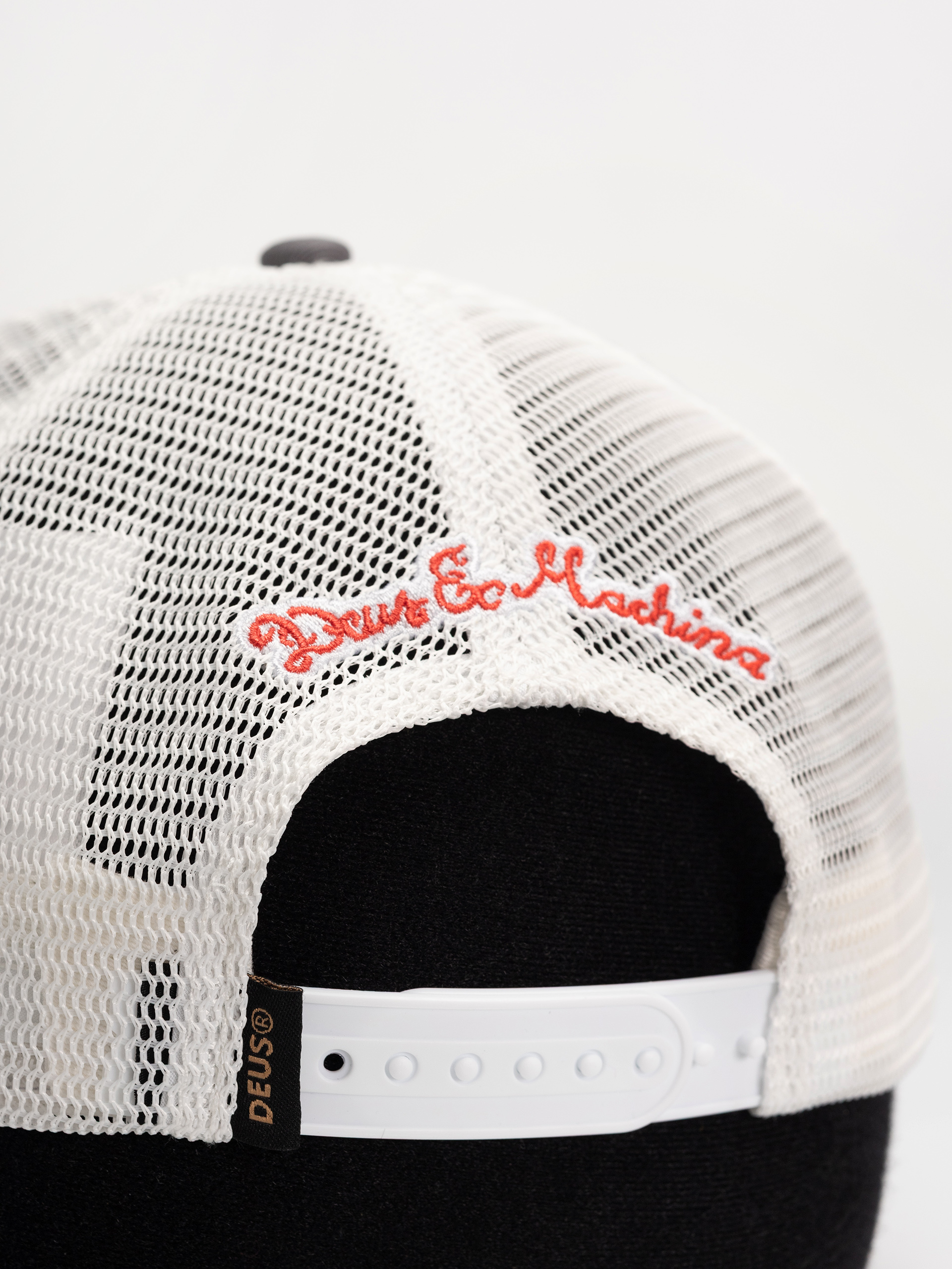 Šiltovka Deus Ex Machina Dogleg Trucker (dark grey)