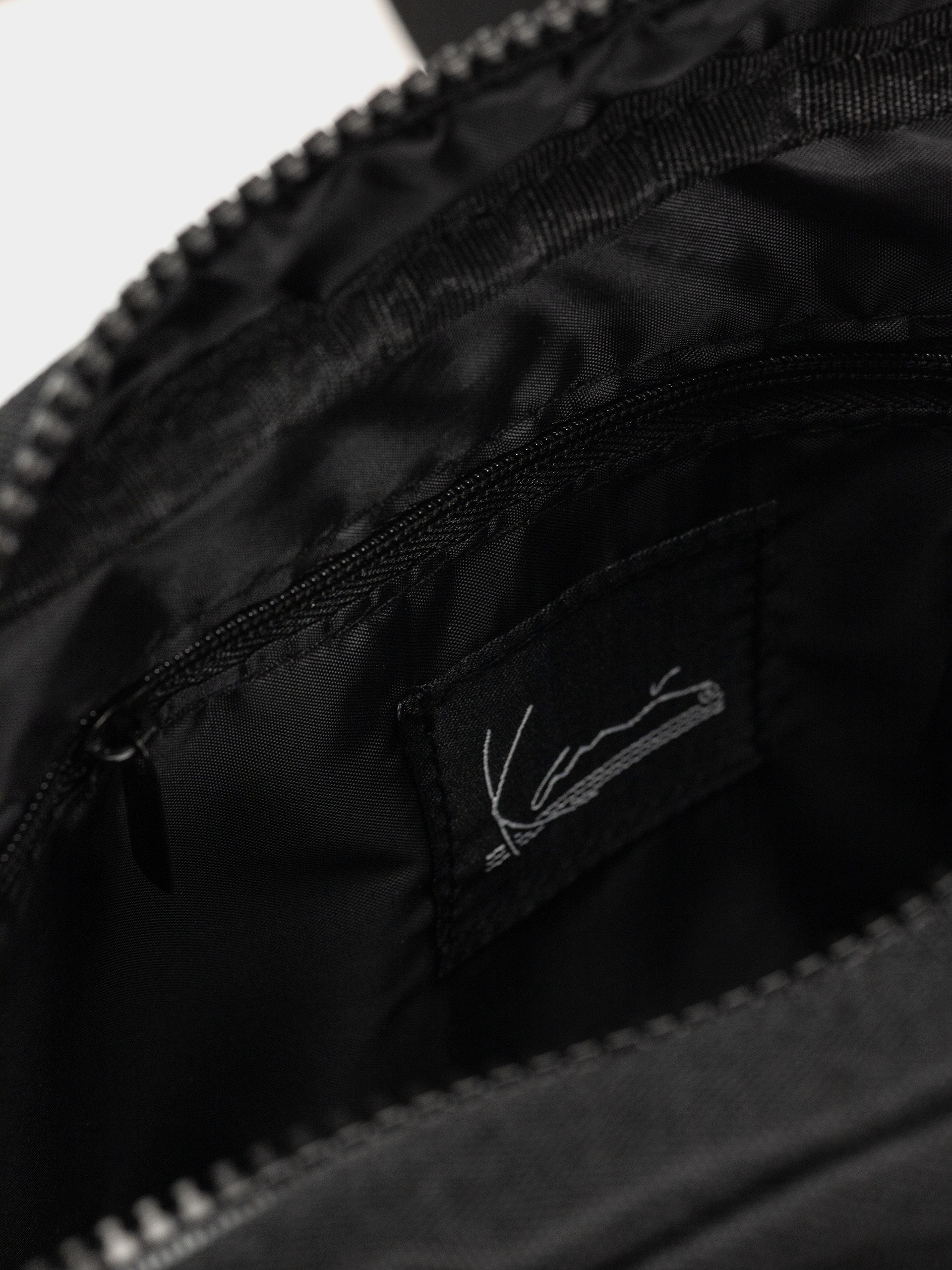 Ľadvinka Karl Kani Signature Essential Hip (black)