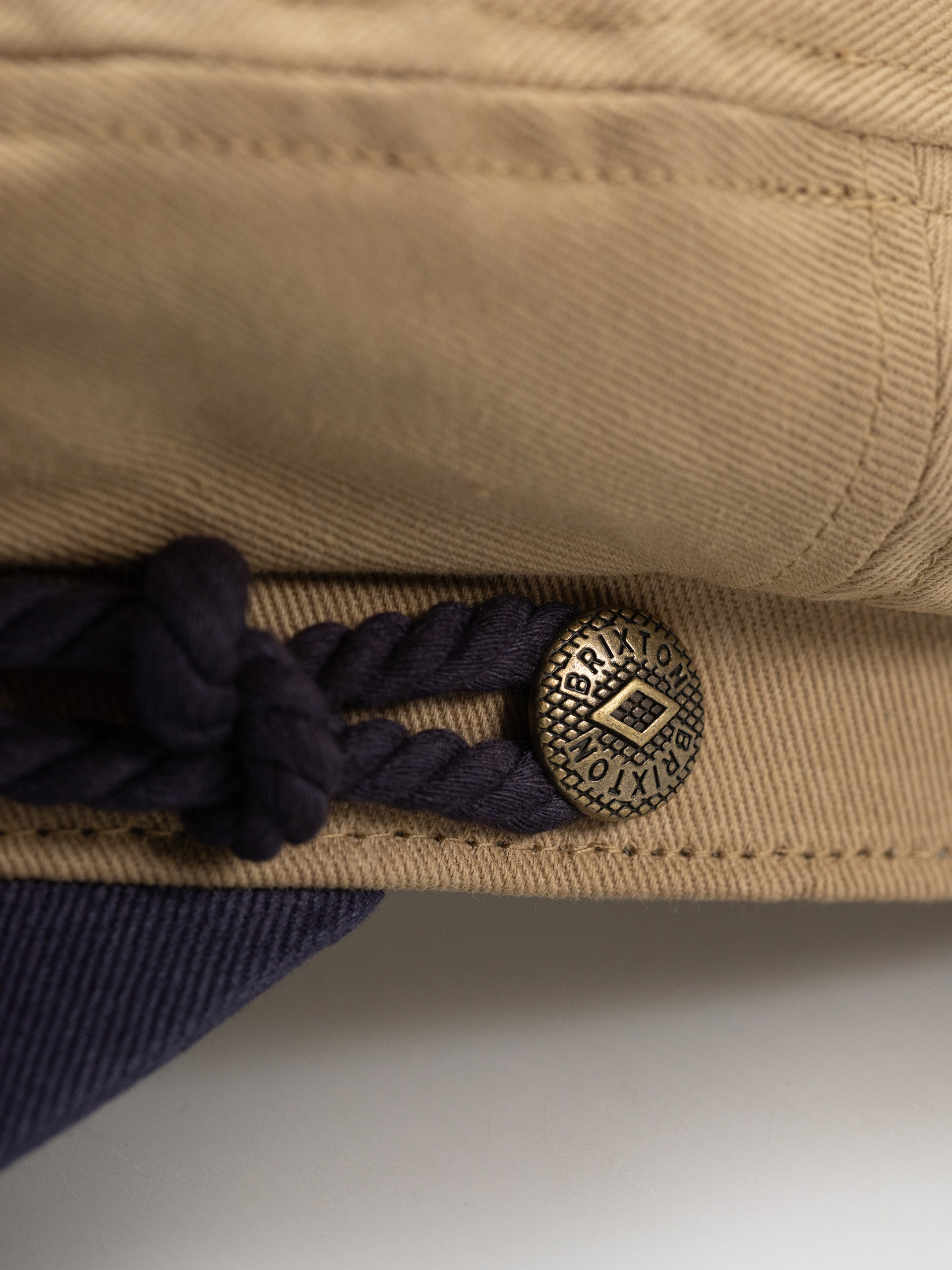 Klobúk so šiltom Brixton Fiddler (sand/washed navy)