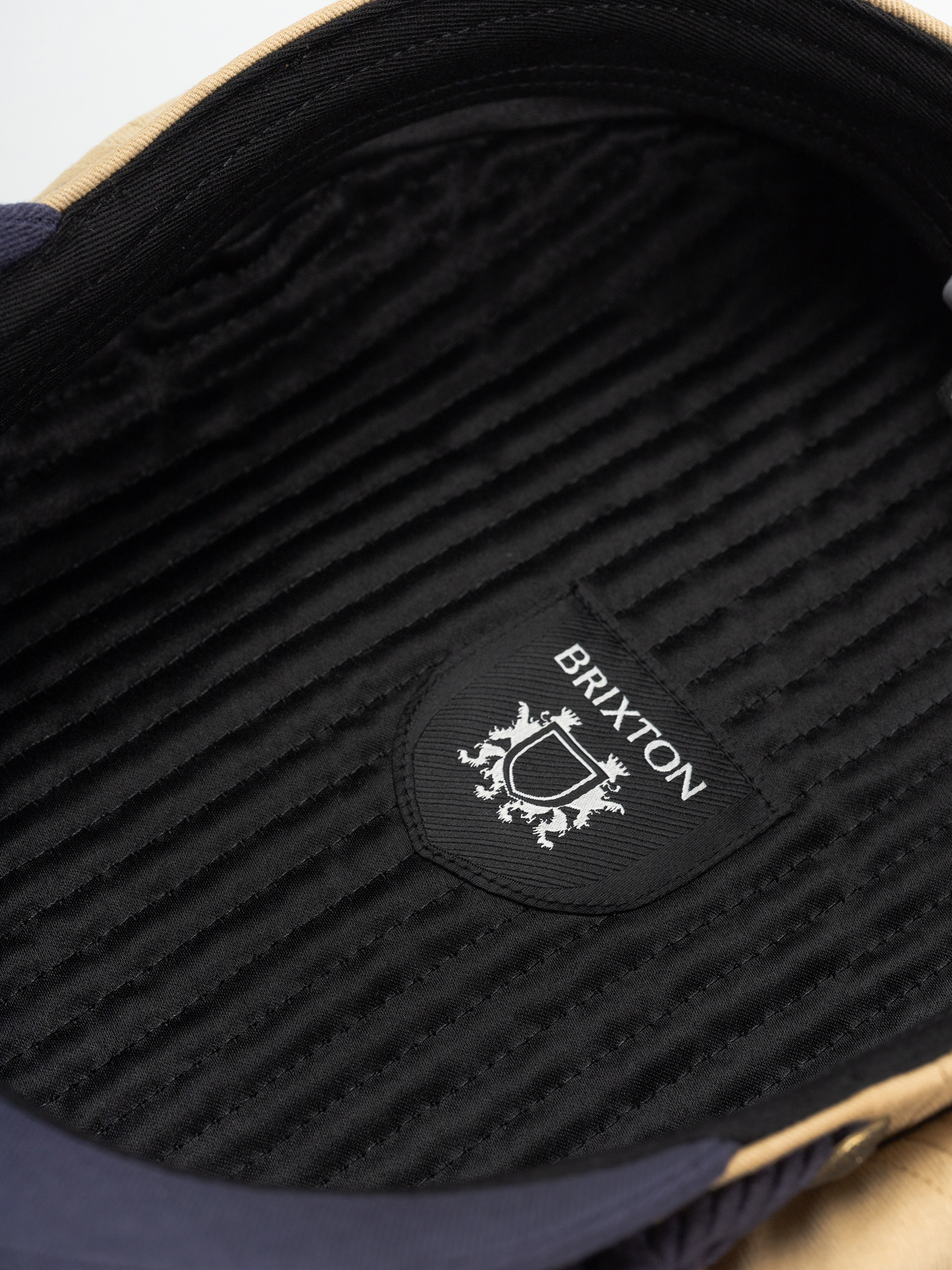 Klobúk so šiltom Brixton Fiddler (sand/washed navy)