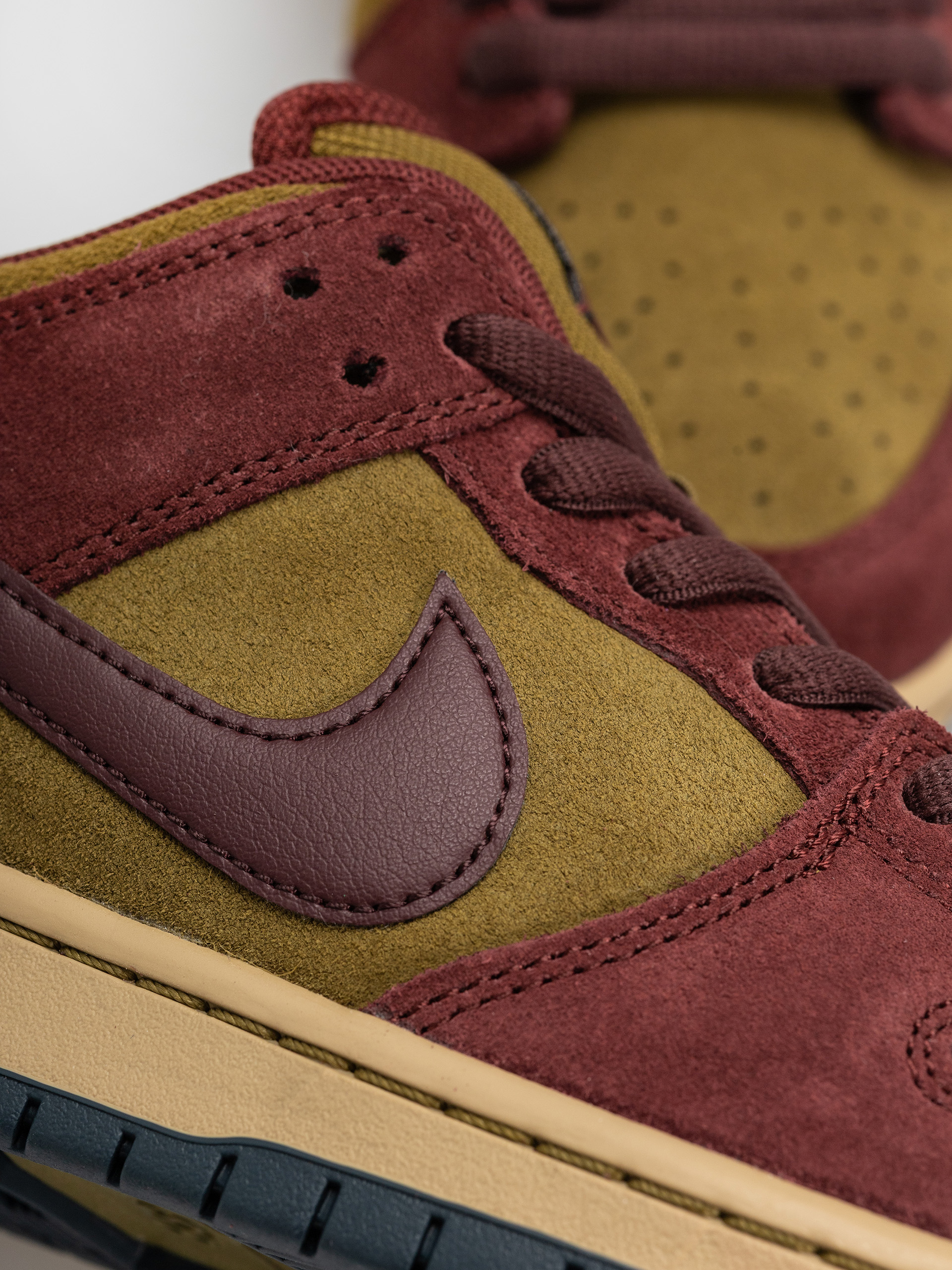 Topánky Nike SB Dunk Low Pro (dark team red/burgundy crush olive flak)