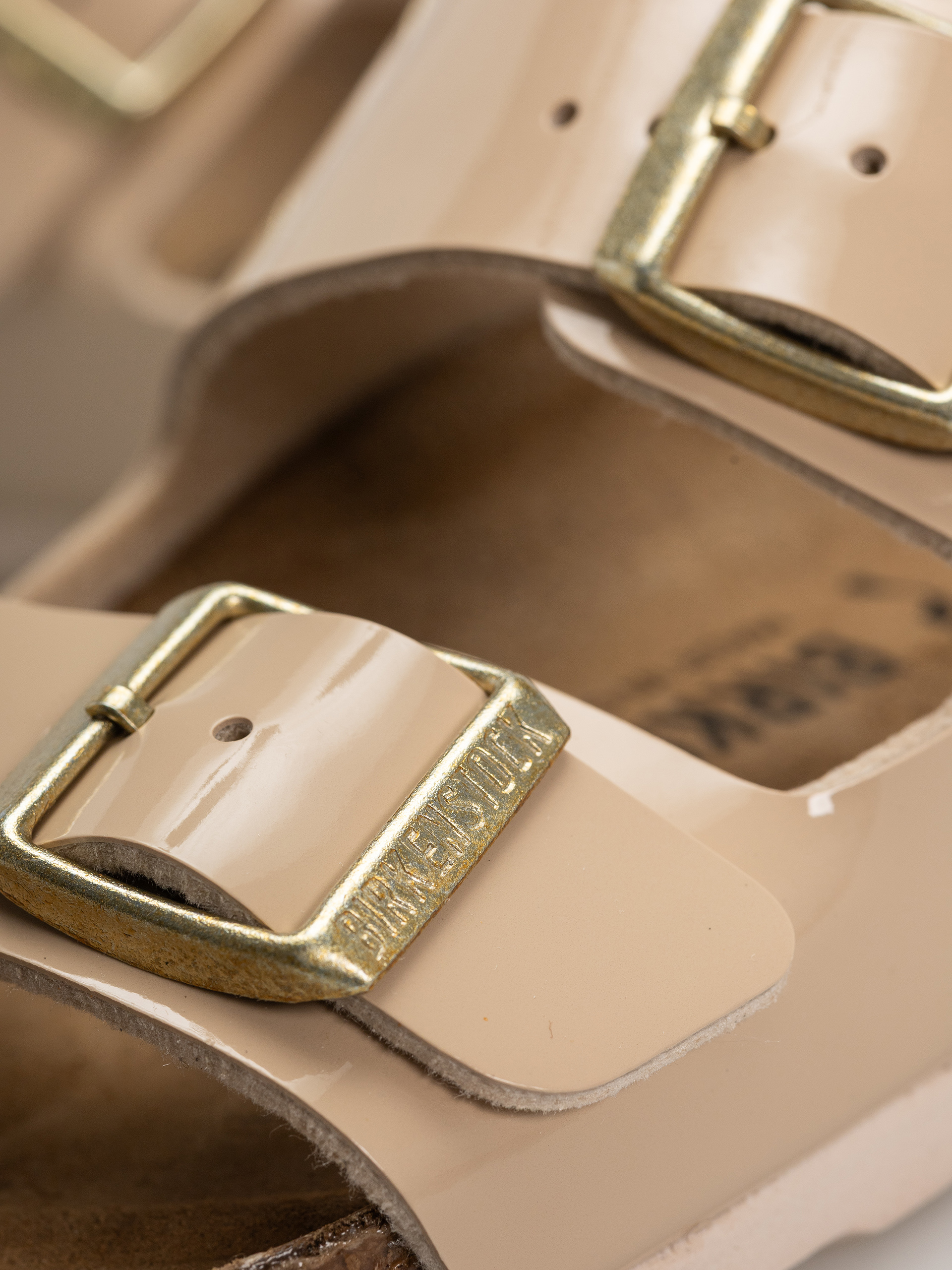 Šľapky Birkenstock Arizona Birko Flor Patent Narrow Wmn (sand)