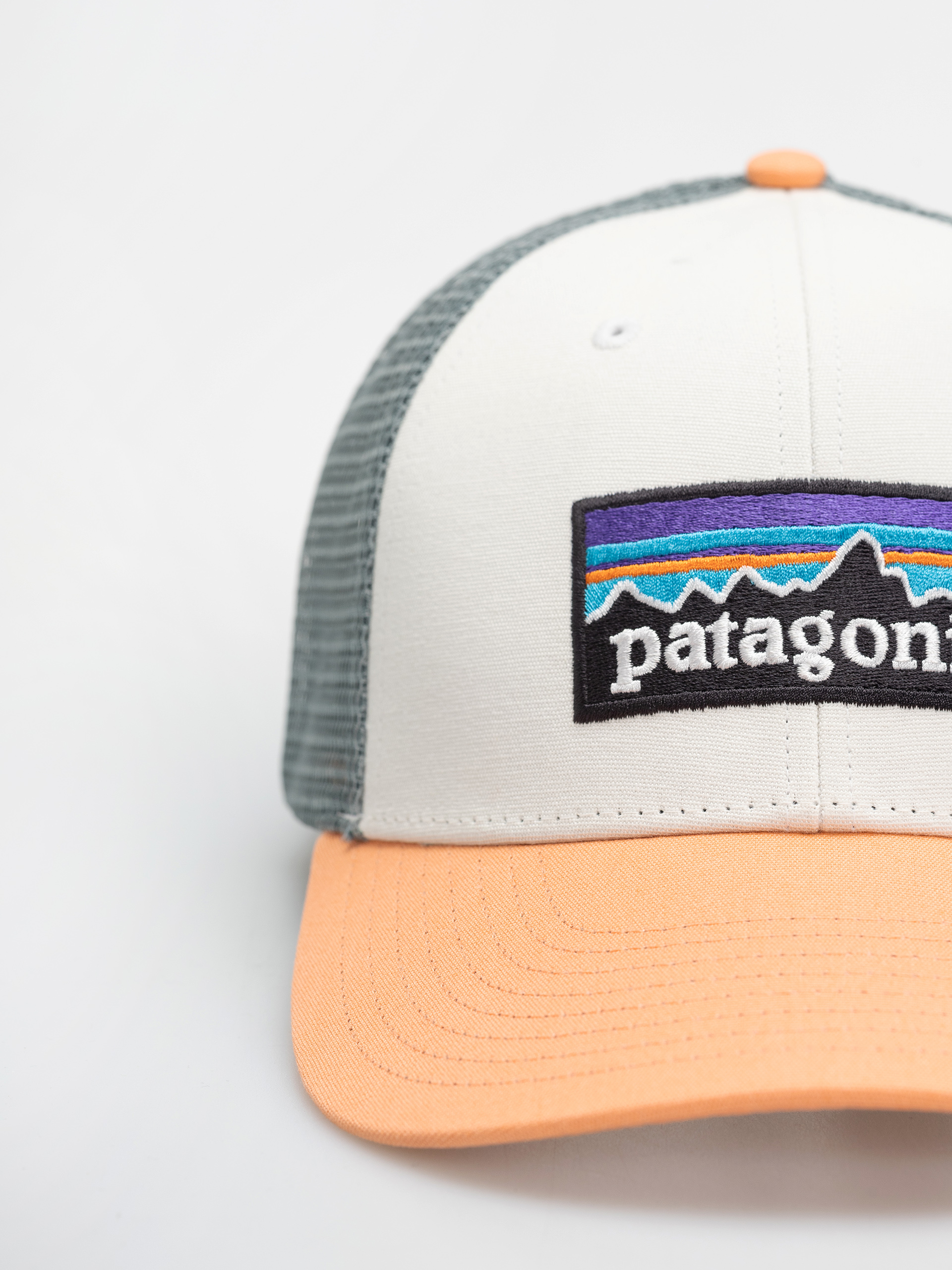 Šiltovka Patagonia P 6 Logo LoPro Trucker (white w/peach sherbet)