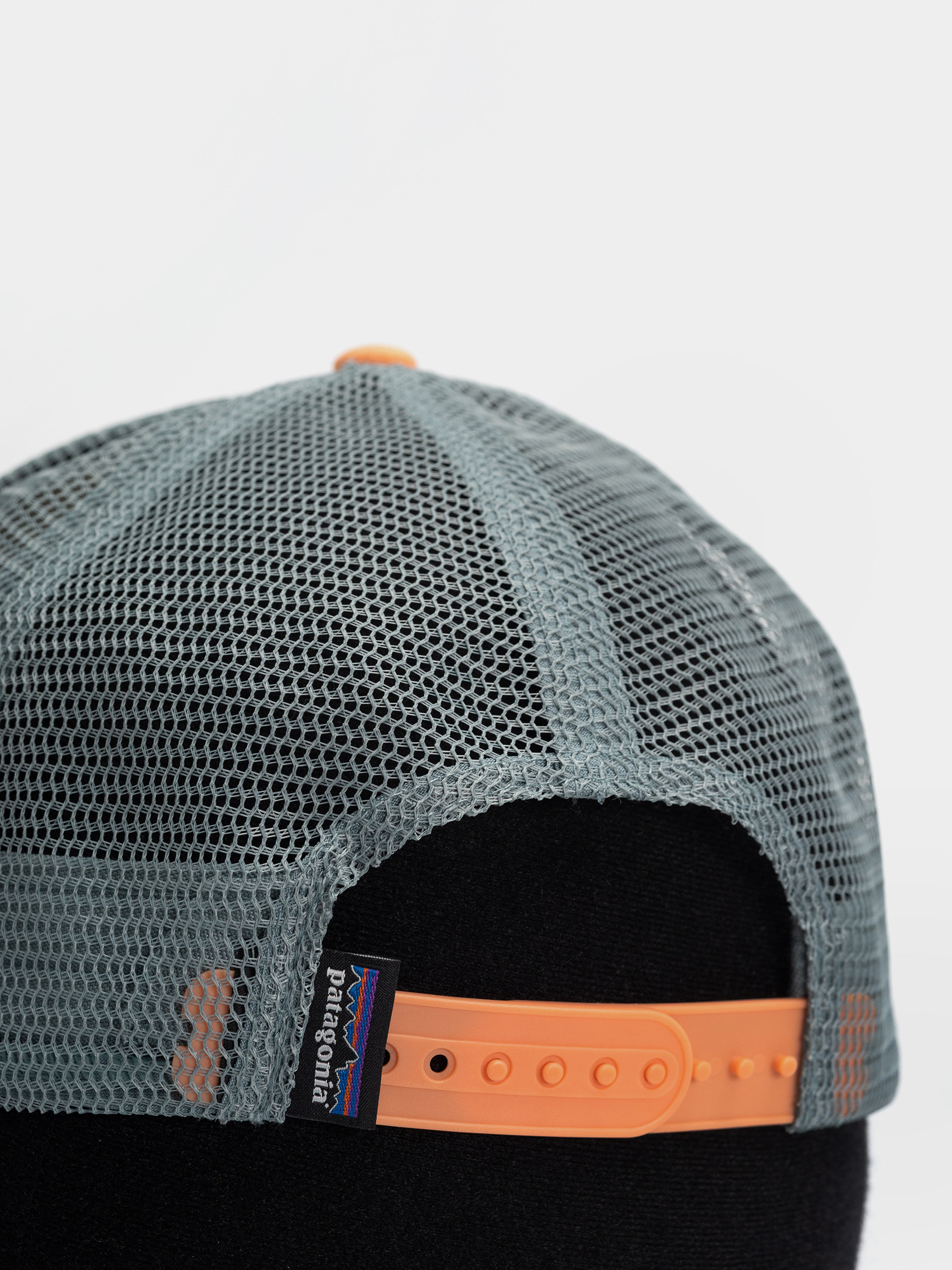 Šiltovka Patagonia P 6 Logo LoPro Trucker (white w/peach sherbet)