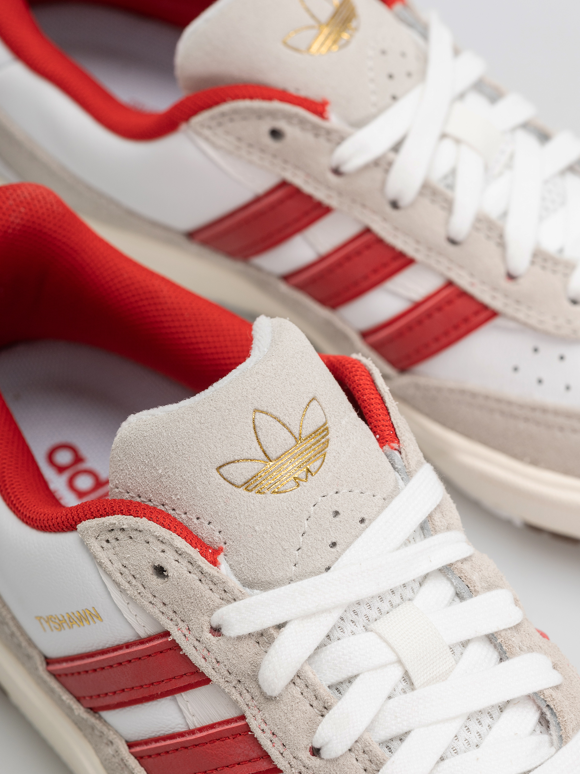 Topánky adidas Tyshawn II (ftwwht/betsca/cwhite)