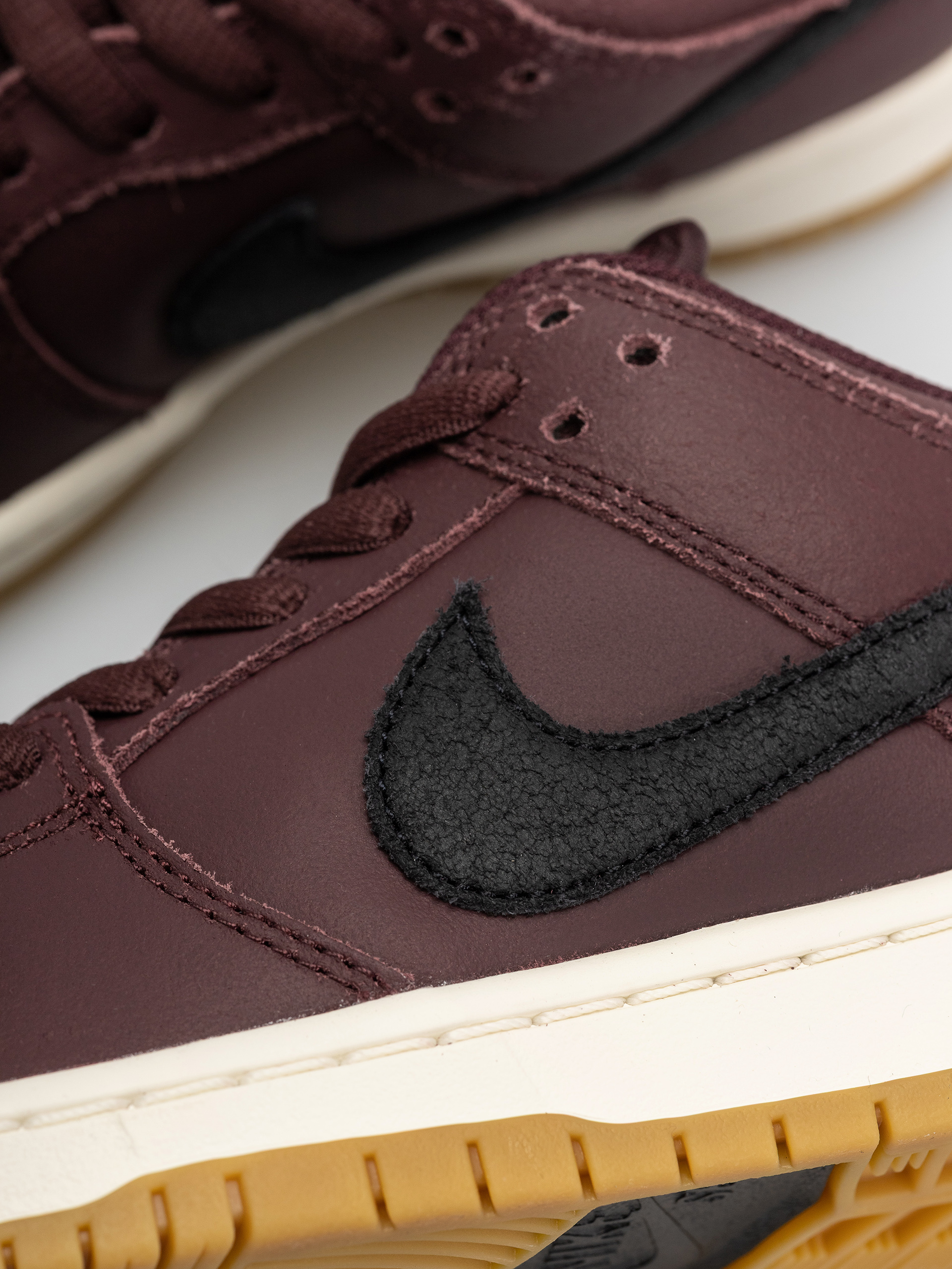 Topánky Nike SB Dunk Low Pro ISO (burgundy crush/black mystic dates sail)