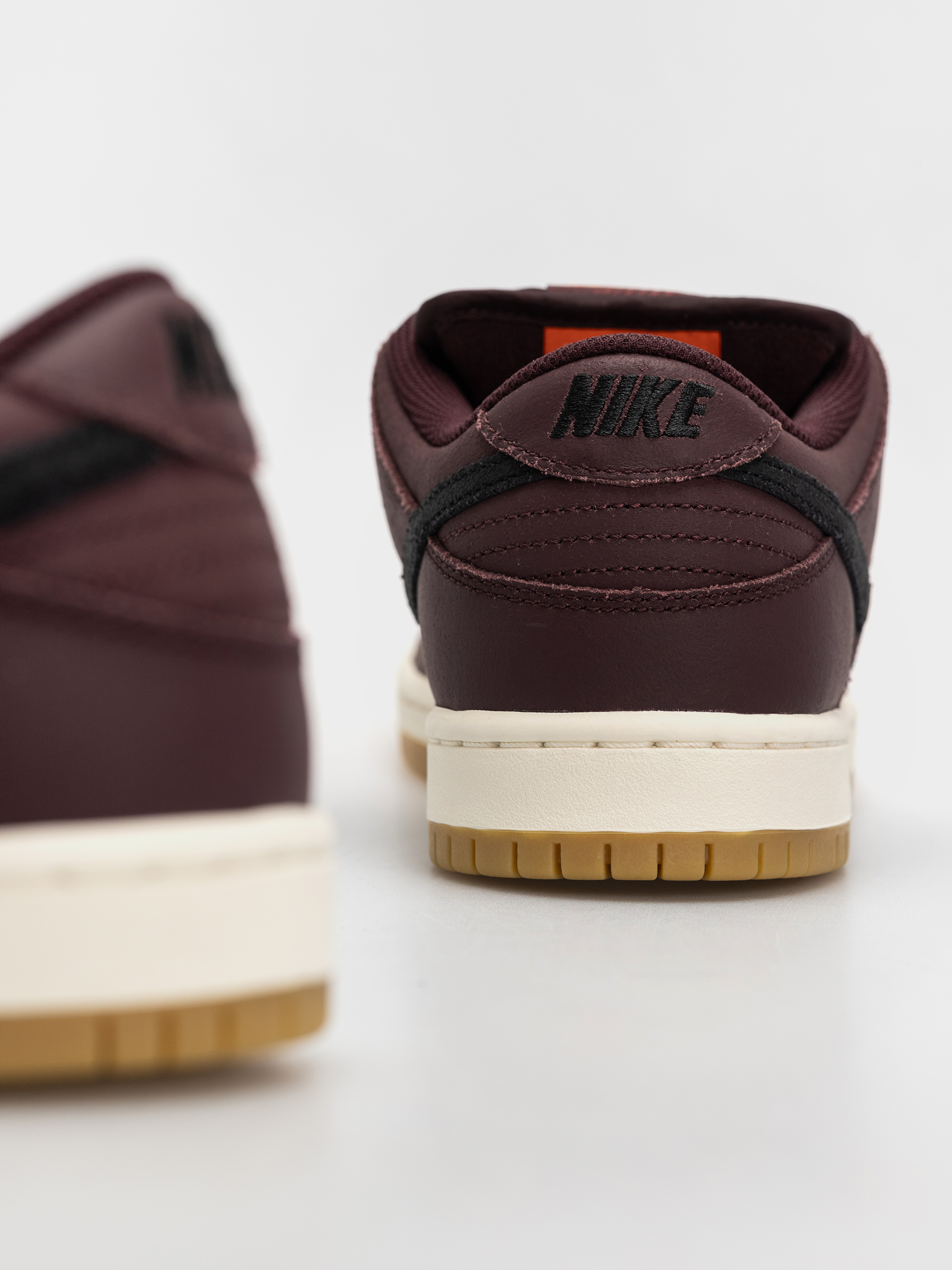 Topánky Nike SB Dunk Low Pro ISO (burgundy crush/black mystic dates sail)
