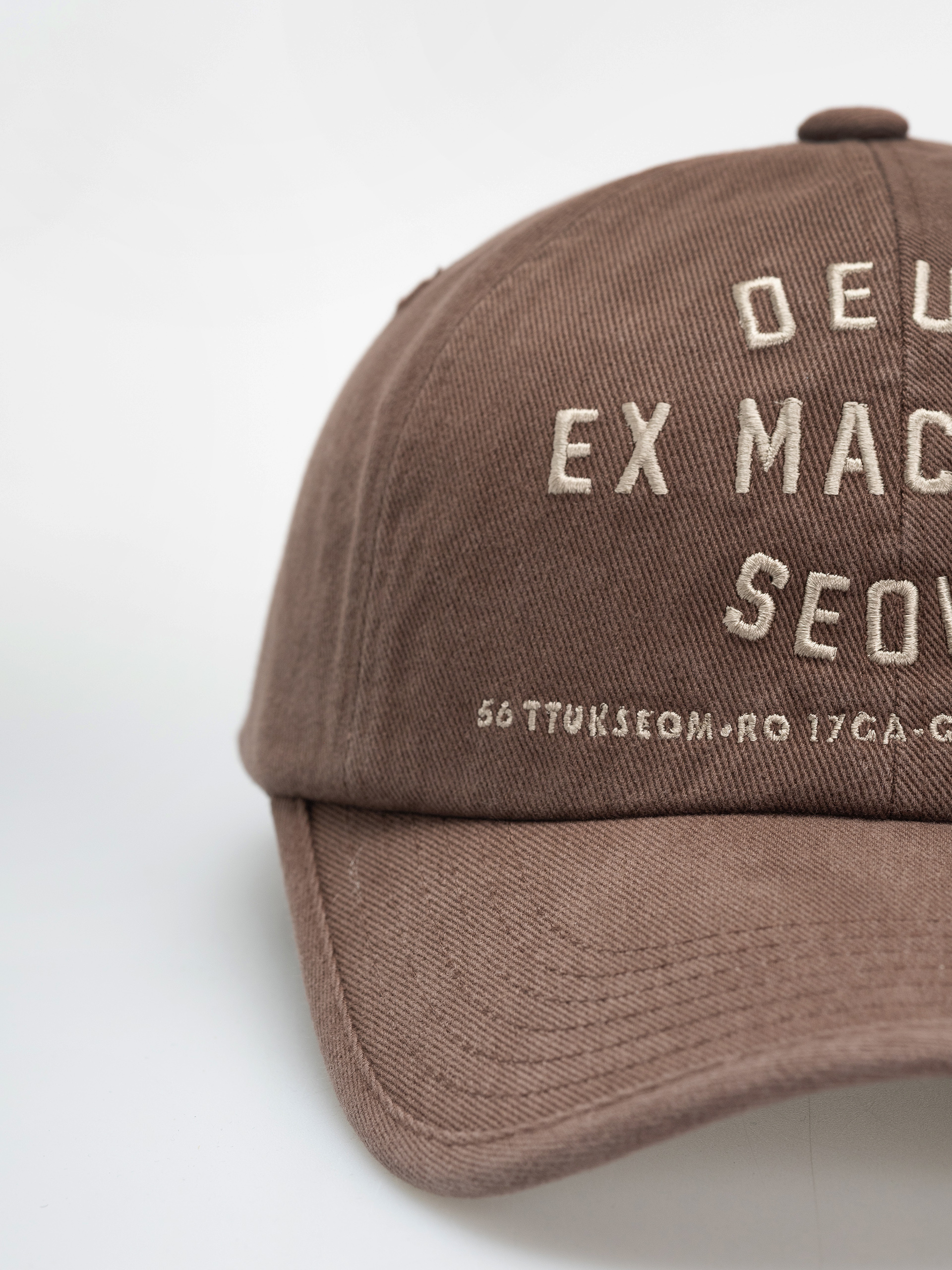 Šiltovka Deus Ex Machina Emblem College Address (brown)