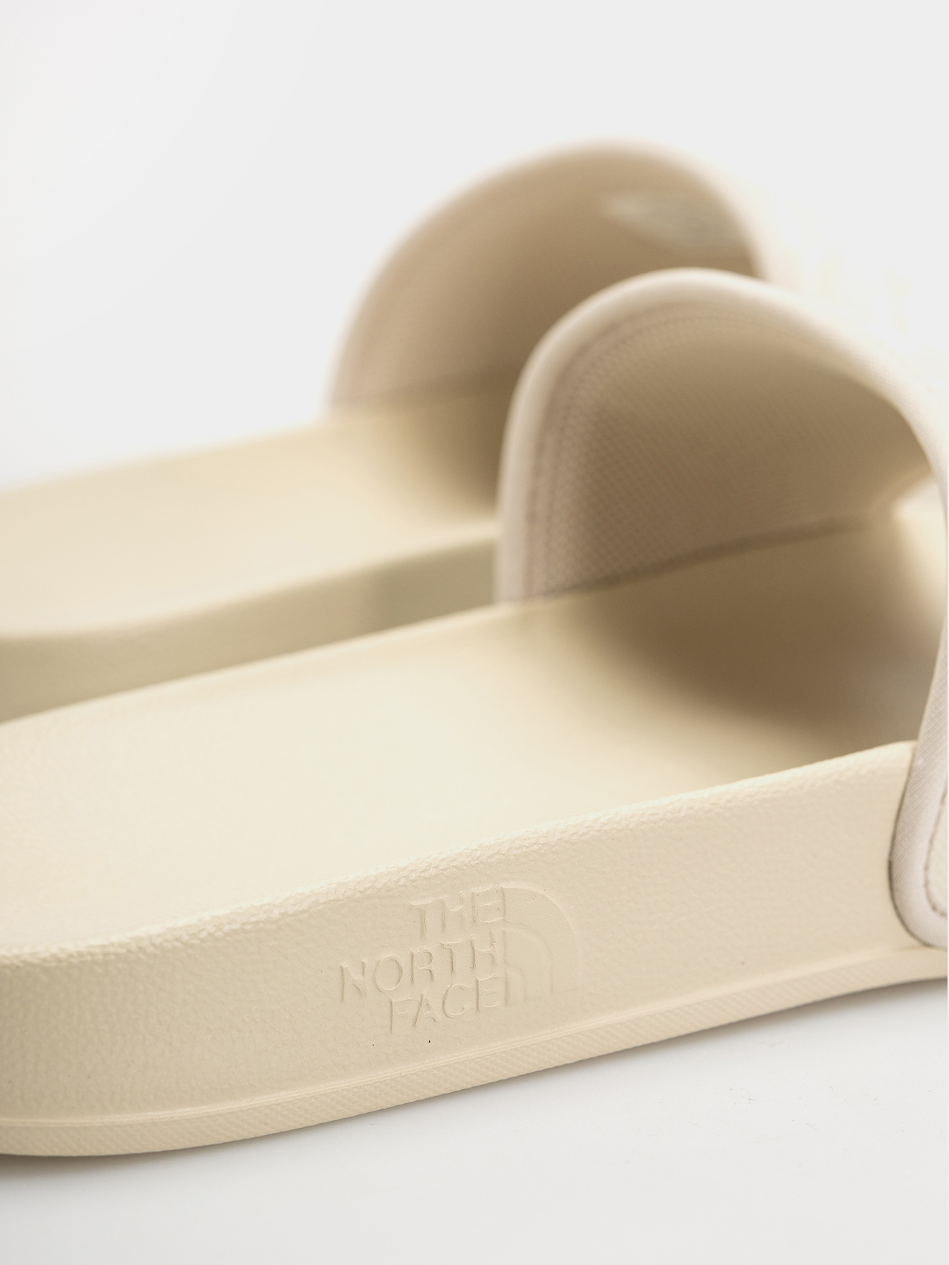 Šľapky The North Face Base Camp III (desert stone/wh)