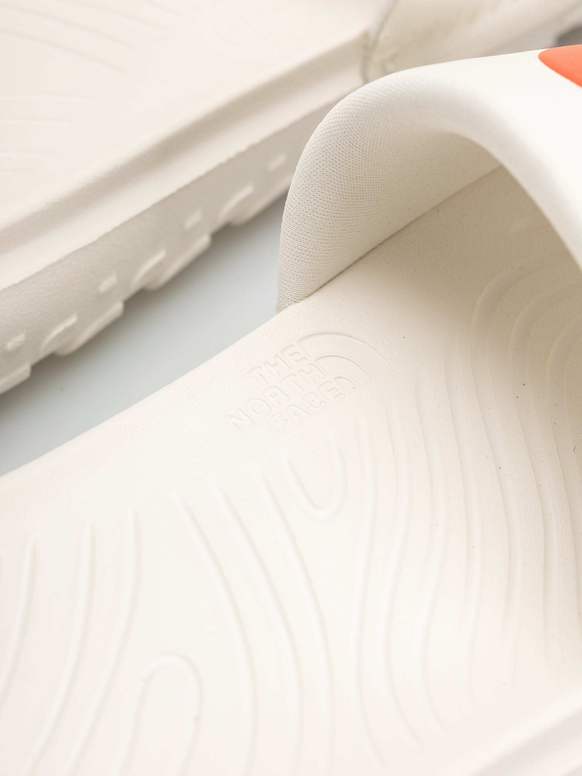 Šľapky The North Face Never Stop Cush (white dune/lava)