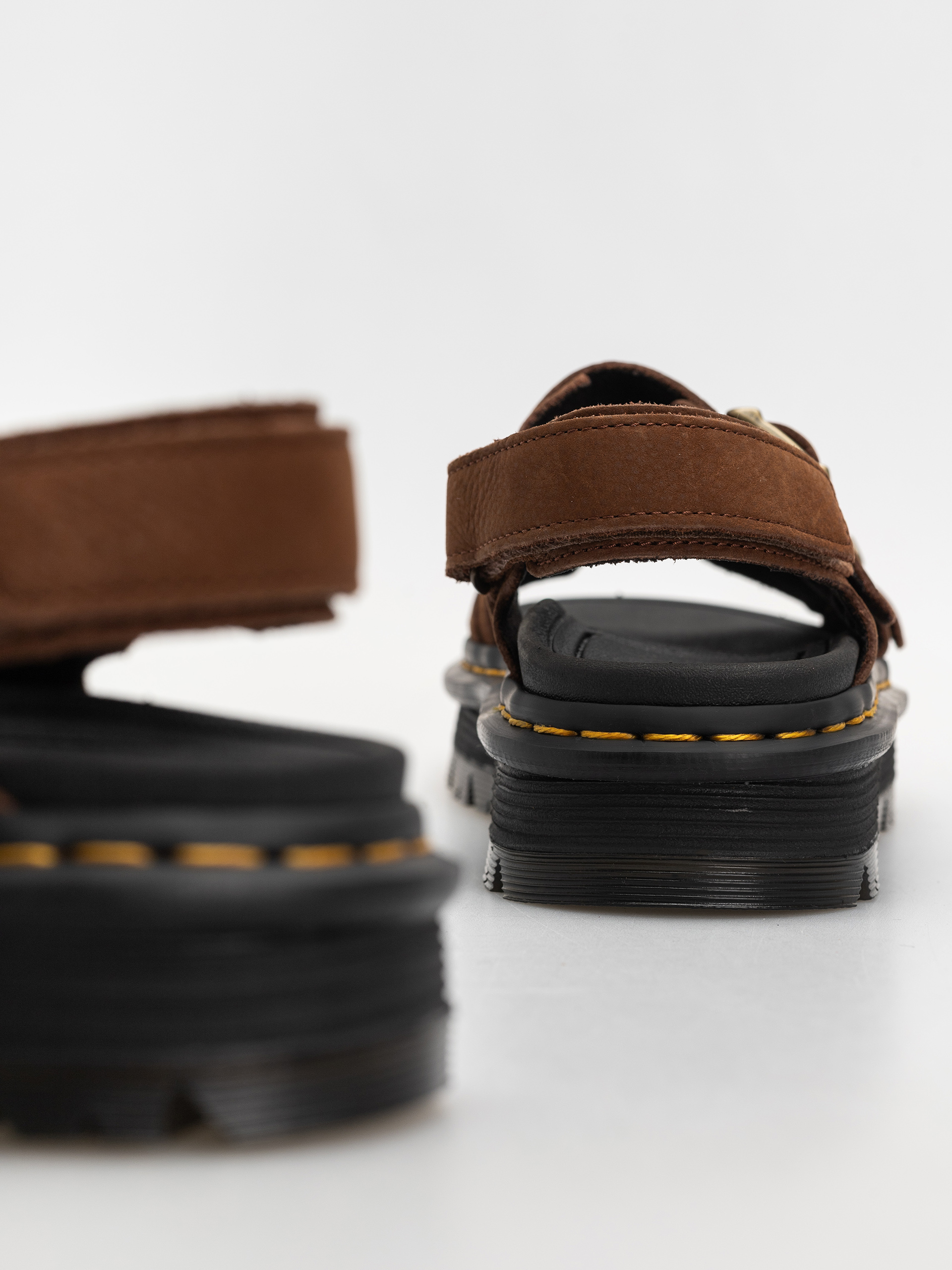 Sandale Dr. Martens ZebZag Wmn (sepia brown tumbled nubuck)