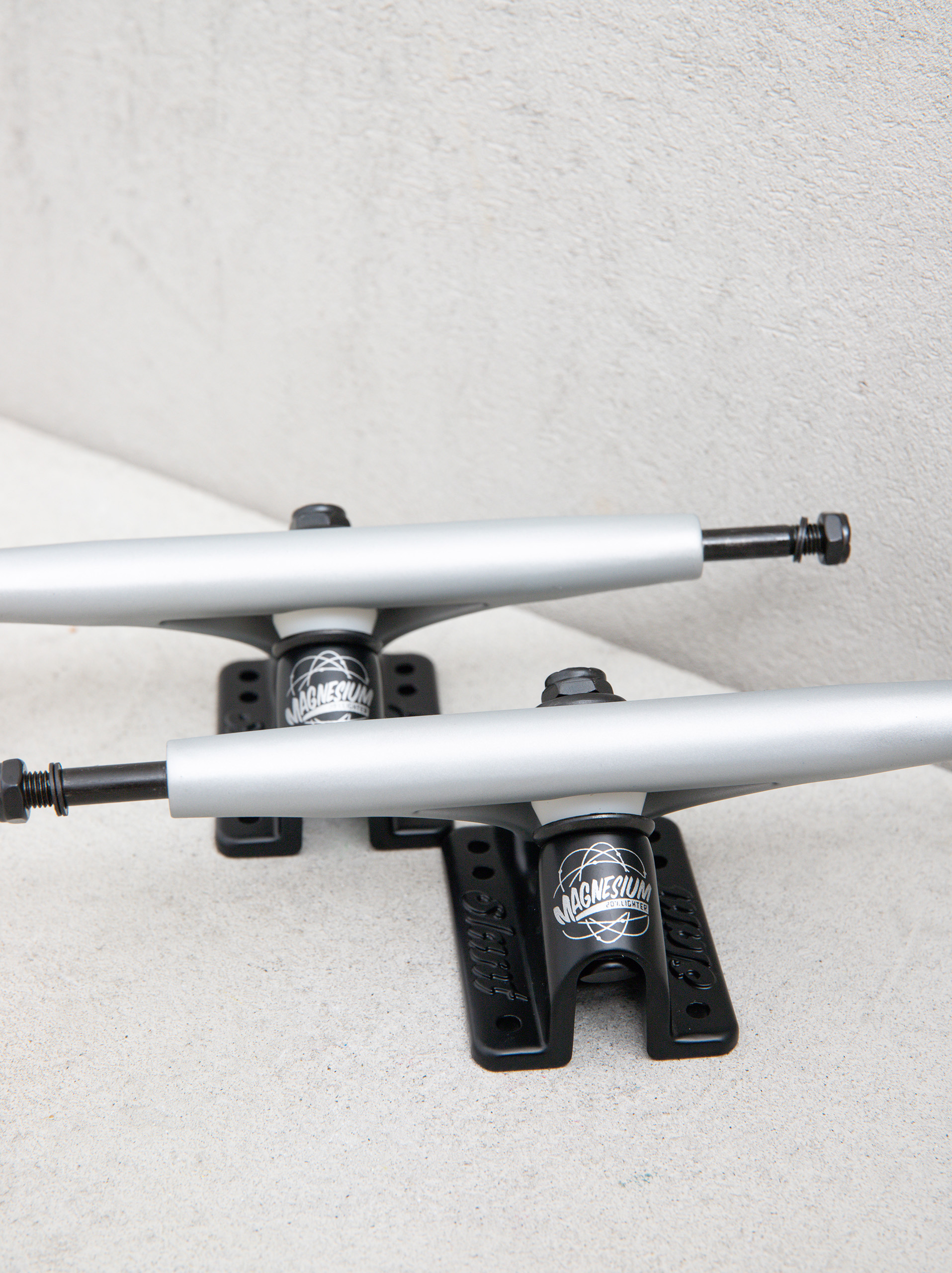 Trucky Globe Slant Mag Reverse Kingpin (grey/black)