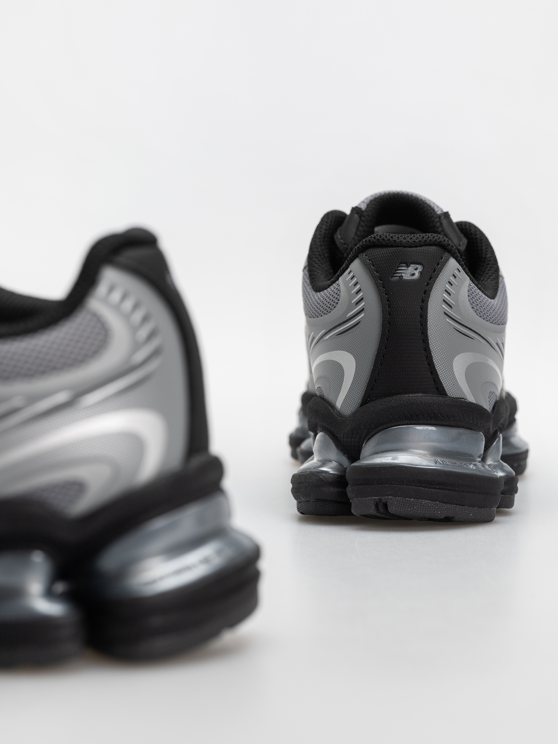 Topánky New Balance 2000 (slate grey/silver metallic)