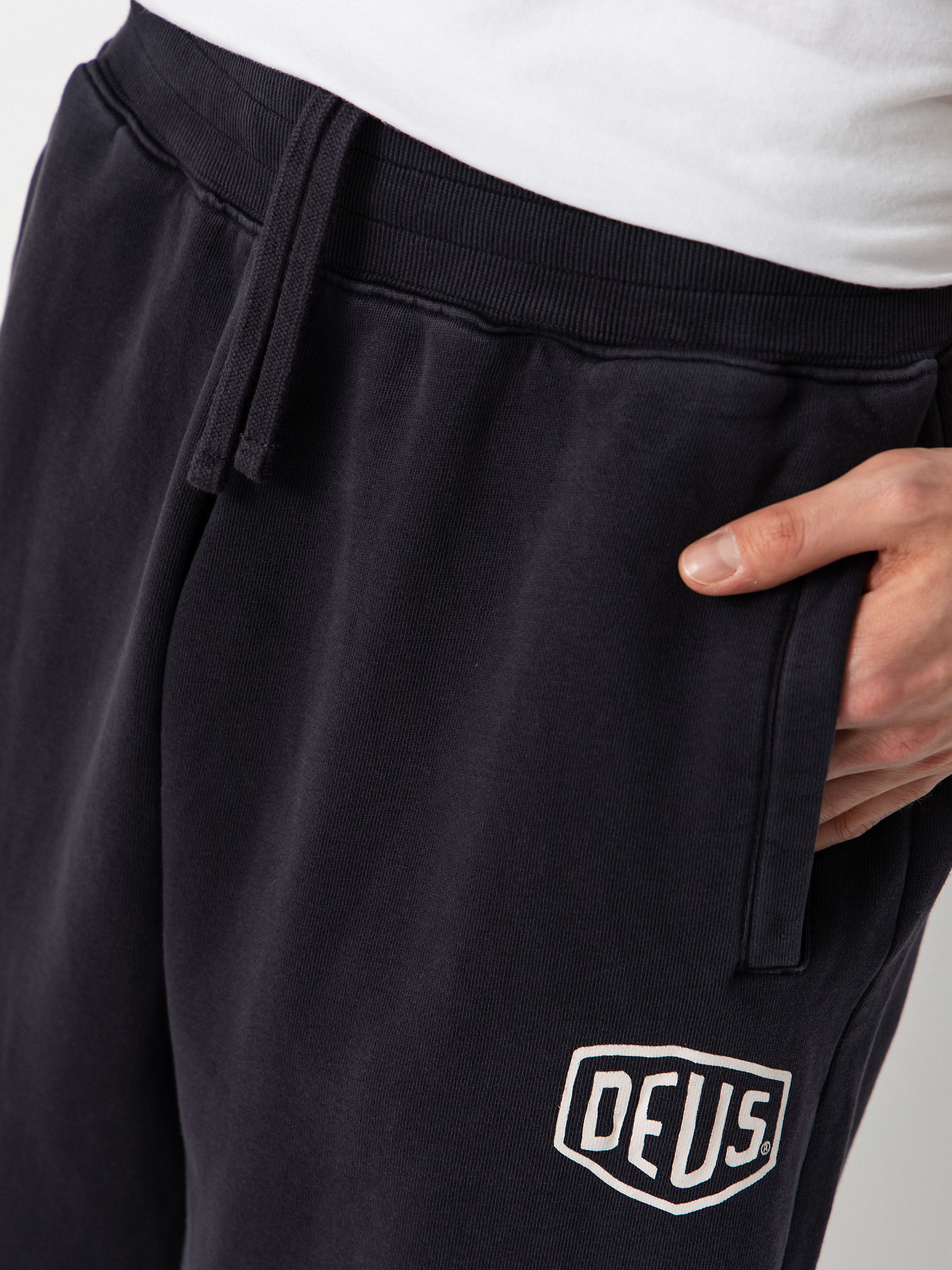 Nohavice Deus Ex Machina Shield Garment Dyed Track (black)