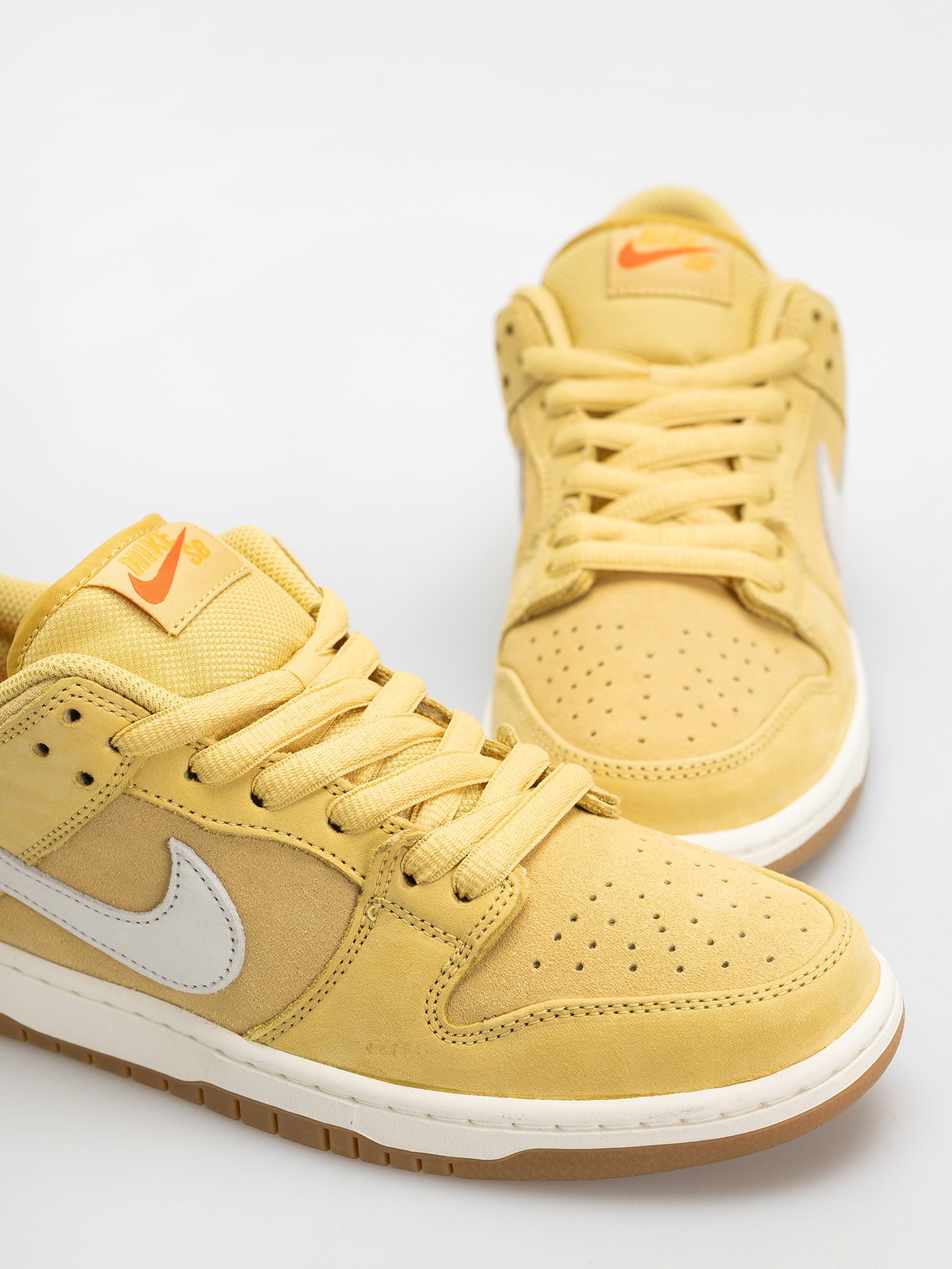Topánky Nike SB Dunk Low Pro (saturn gold/sail saturn gold solar flare)