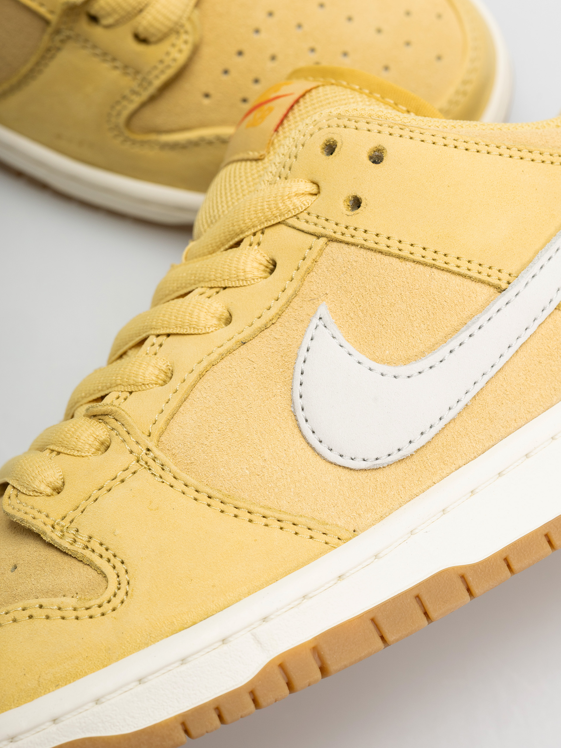 Topánky Nike SB Dunk Low Pro (saturn gold/sail saturn gold solar flare)