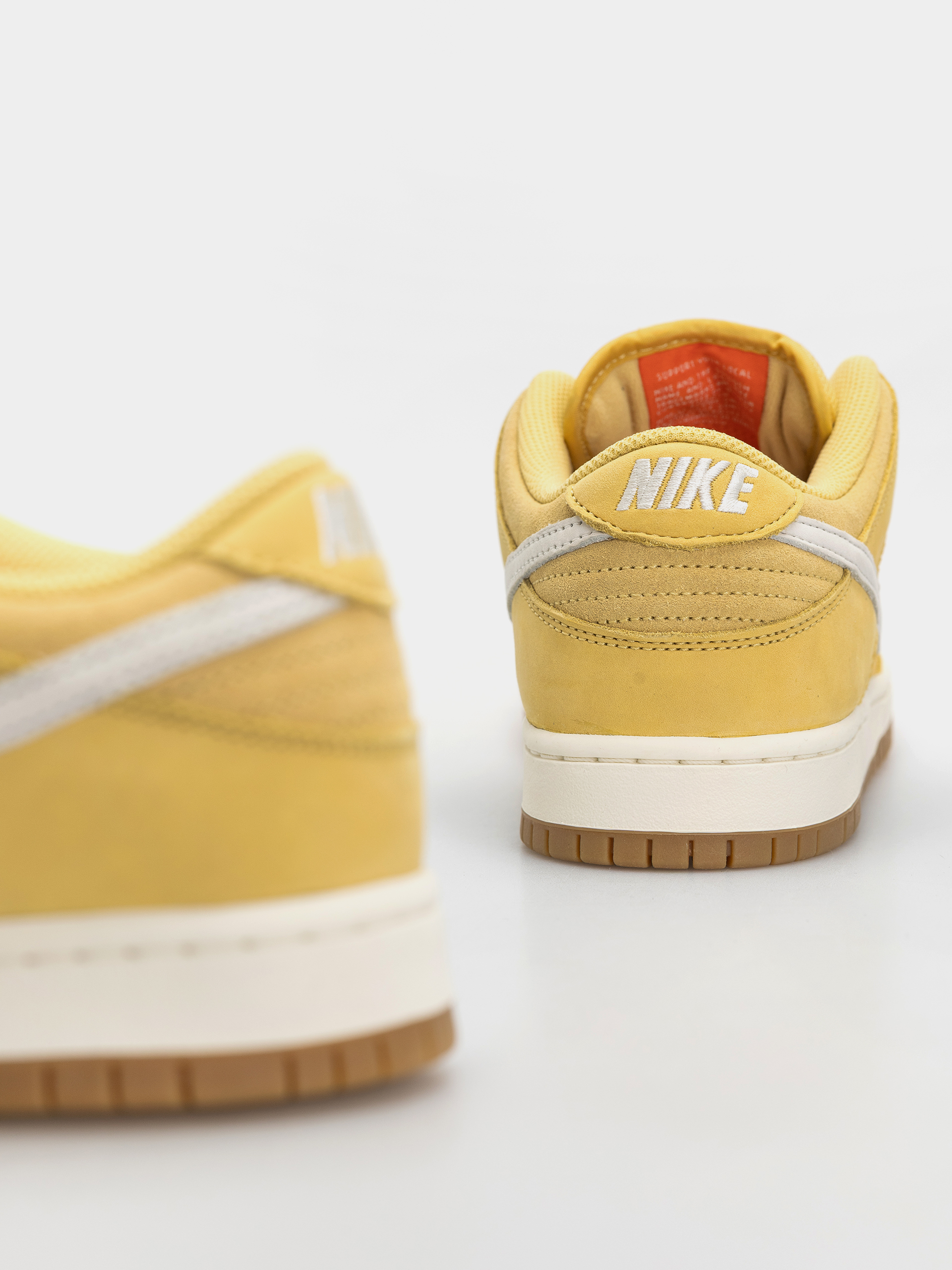 Topánky Nike SB Dunk Low Pro (saturn gold/sail saturn gold solar flare)