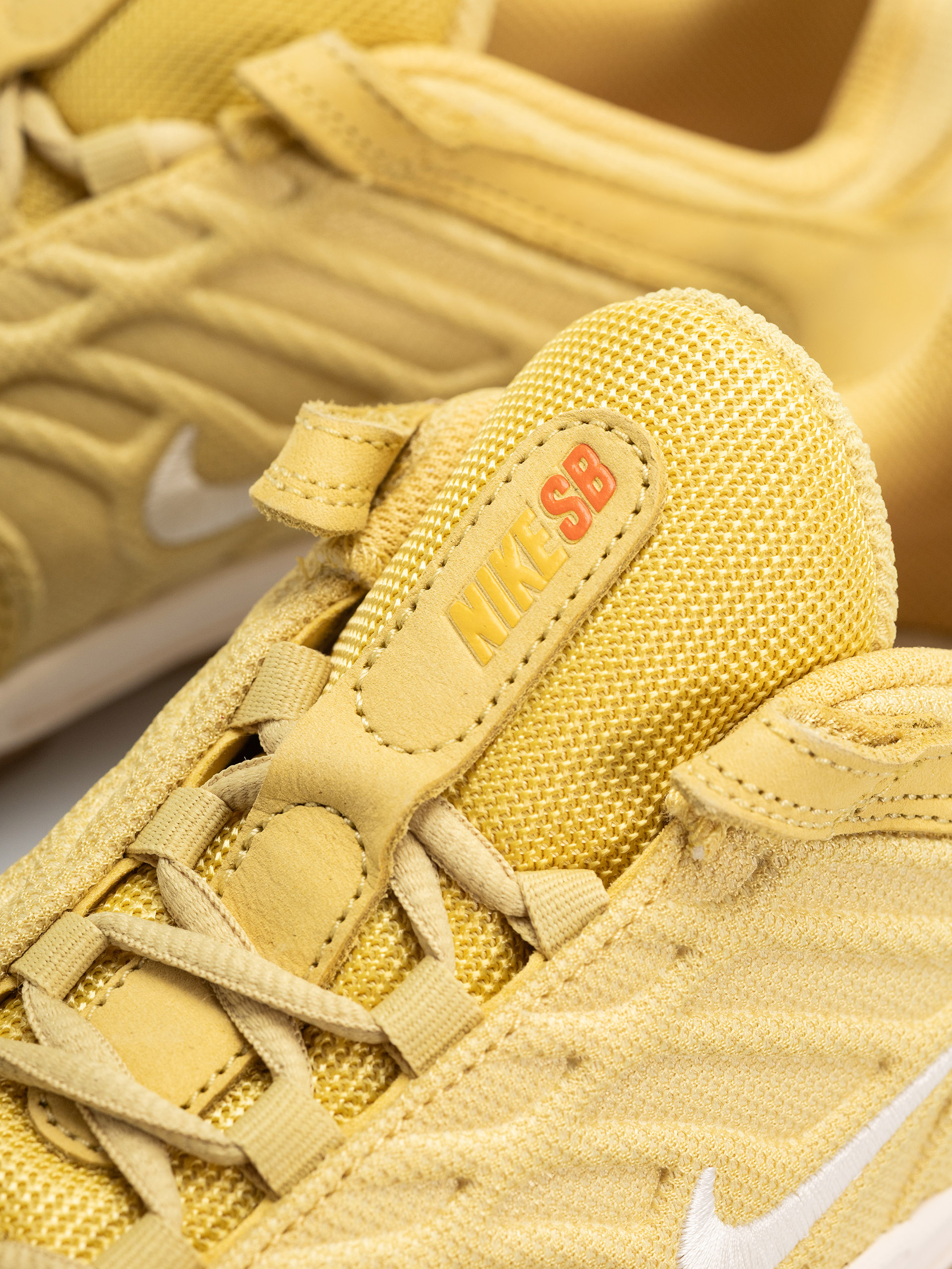 Topánky Nike SB Vertebrae Iso (saturn gold/sail saturn gold solar flare)