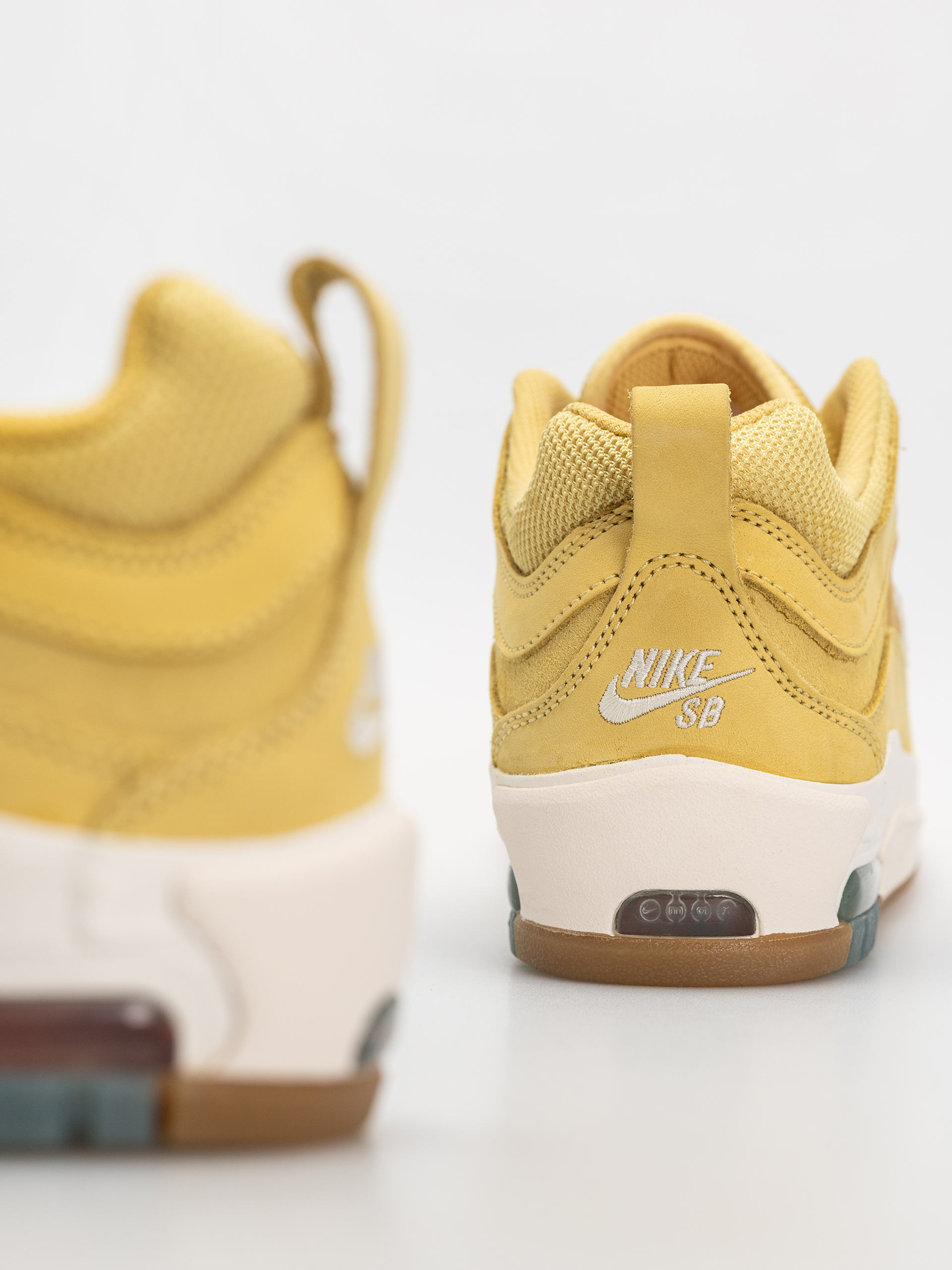 Topánky Nike SB Air Max Ishod Iso (saturn gold/sail saturn gold solar flare)