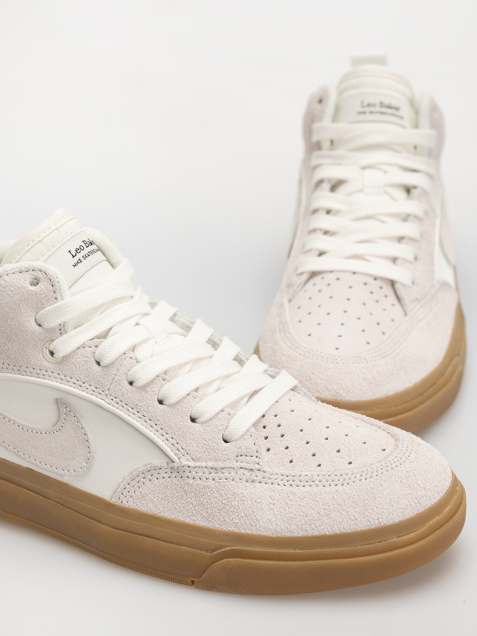 Topánky Nike SB React Leo (sail/sail/sail/gum light brown)