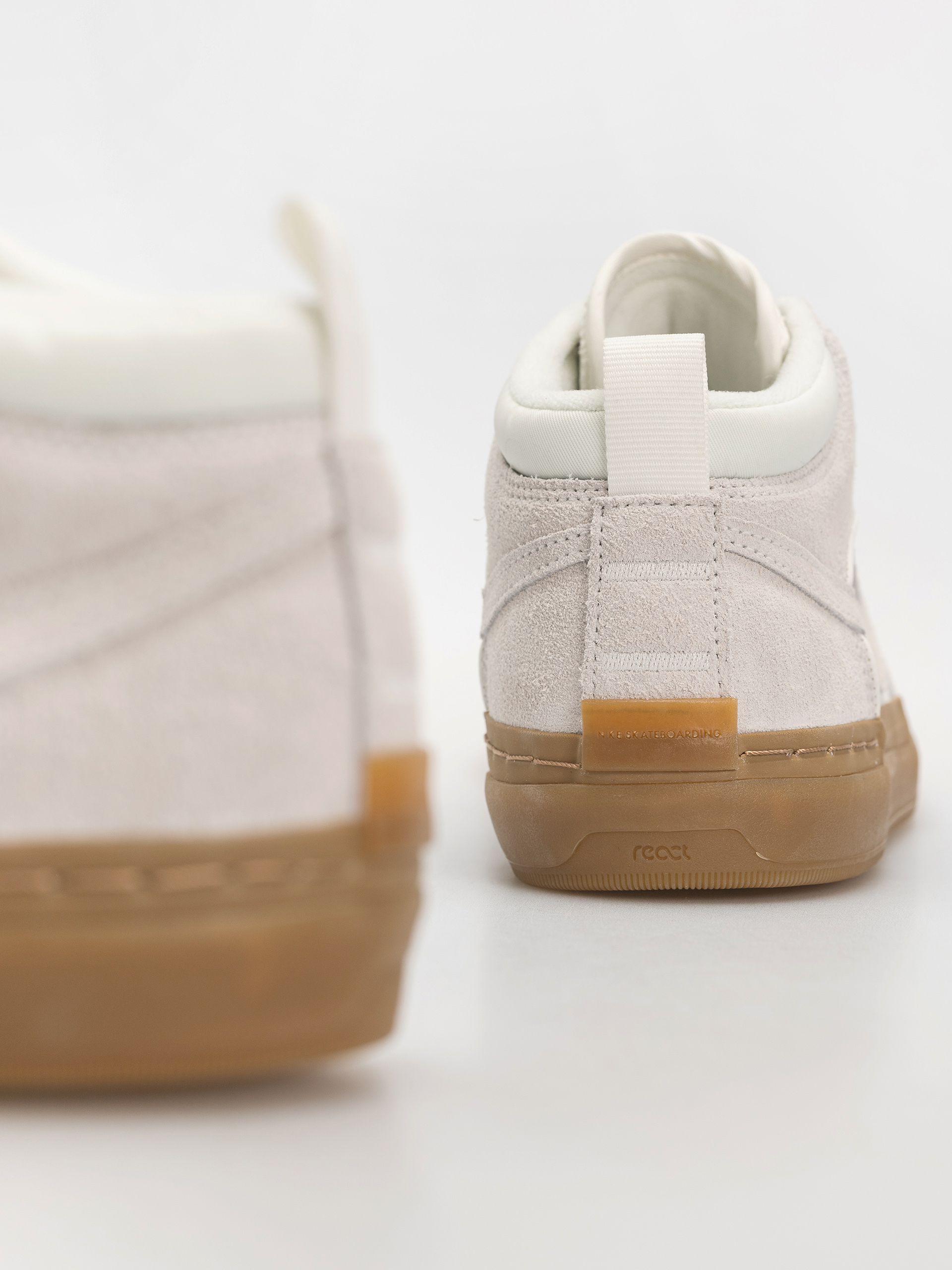 Topánky Nike SB React Leo (sail/sail/sail/gum light brown)